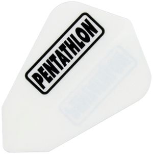 p47 Das Bild zeigt einen weißen Dartflight mit der Aufschrift "PENTATHLON" in schwarzer Schrift. Es handelt sich um das Produkt Pentathlon Flights P47.