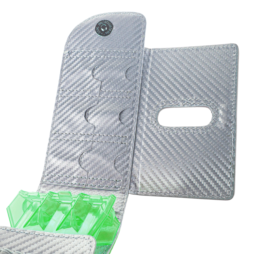 66346_Bulls_SECC_Dartcase_Green_2 Das Bild zeigt das Bulls SECC Dartcase mit einer silbernen, strukturierten Oberfläche. Im Inneren befinden sich grüne, transparente Fächer zur Aufbewahrung von Dartzubehör.