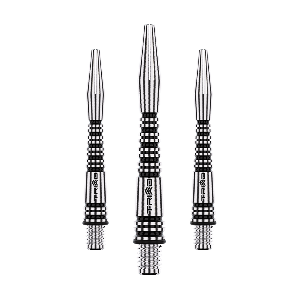 Winmau Triad RX Aluminium Shafts - Schwarz Das Bild zeigt drei schwarze Aluminium-Dartschäfte mit silbernen Rillen. Sie sind in einer Reihe angeordnet und haben eine filigrane, strukturierte Oberfläche.