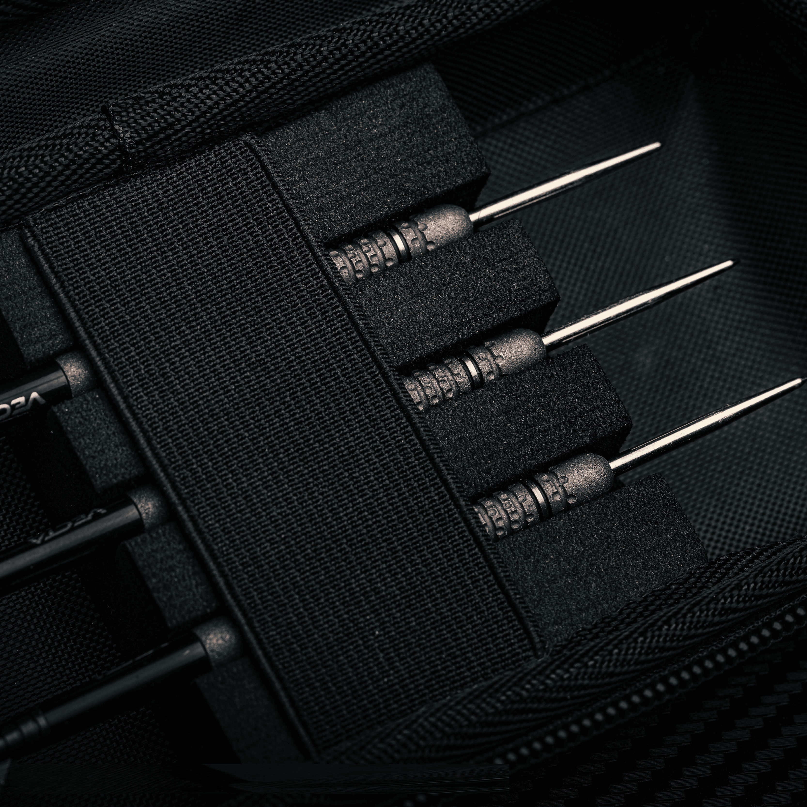 Cartera de dardos Winmau Armor G1 Michael Van Gerwen Das Winmau Armor G1 Michael Van Gerwen Dartwallet ist auf diesem Bild dargestellt. Die Tasche eignet sich ideal für den Transport von Darts.