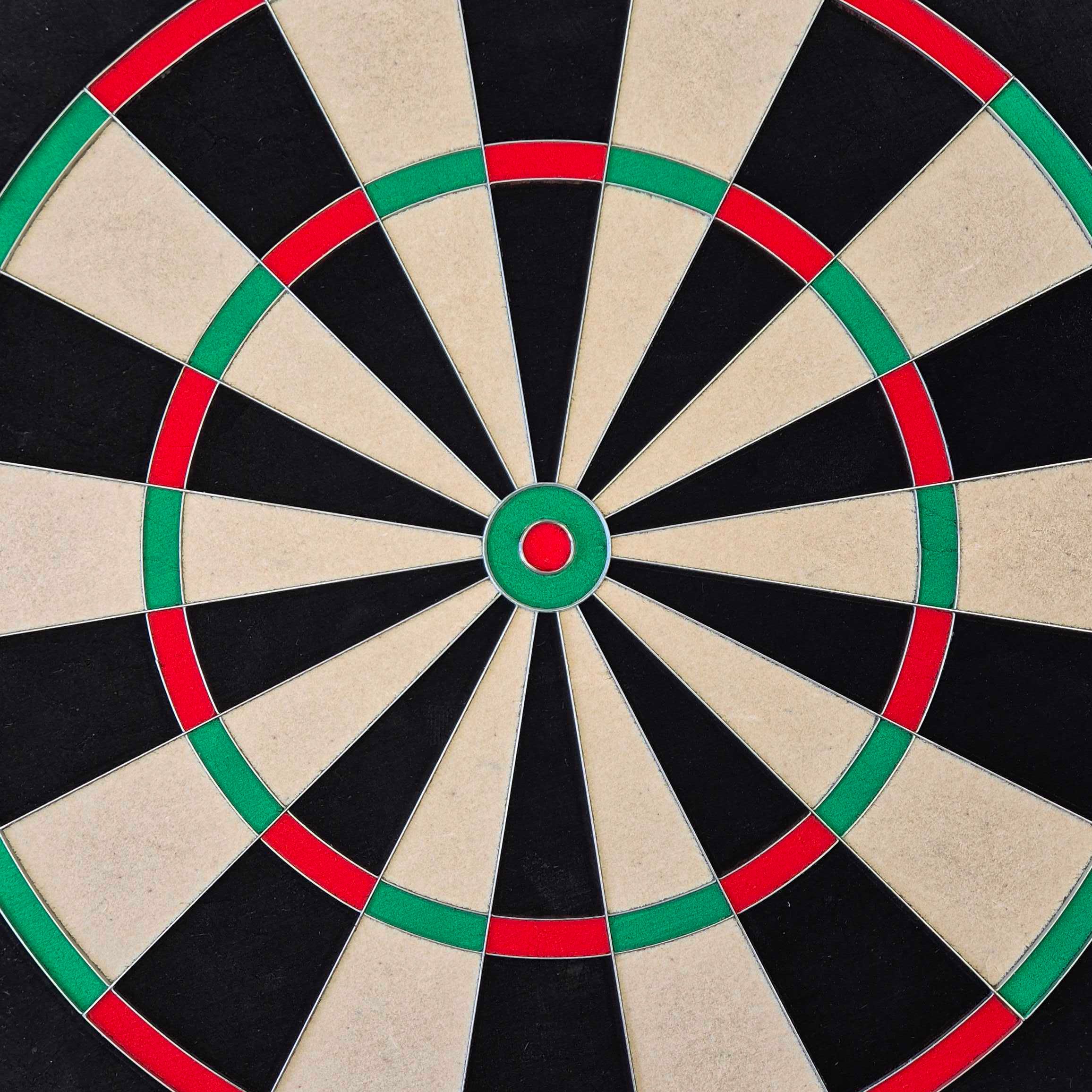 Ocelový terč McDart Precision Das Bild zeigt ein weiteres McDart Precision Steeldartboard. Alle Sektoren sind klar sichtbar.