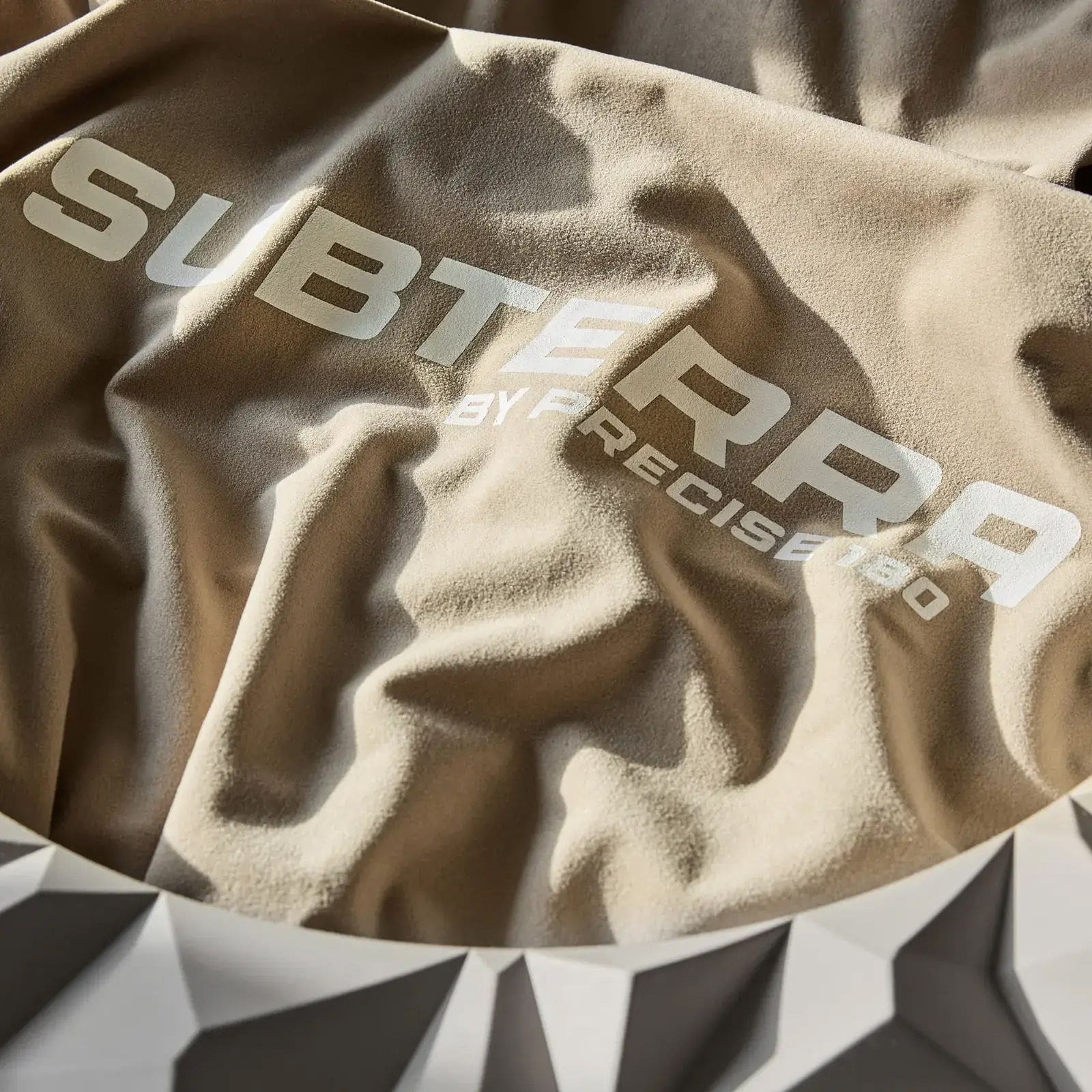 Tablero de dardos 3D Precise 180 Surround Subterra - Gris nórdico Das Bild zeigt das Precise 180 3D Dartboard Surround Subterra in der Farbe Nordic Grey. Das Produkt dient als Schutz für die Wand beim Dartspielen.