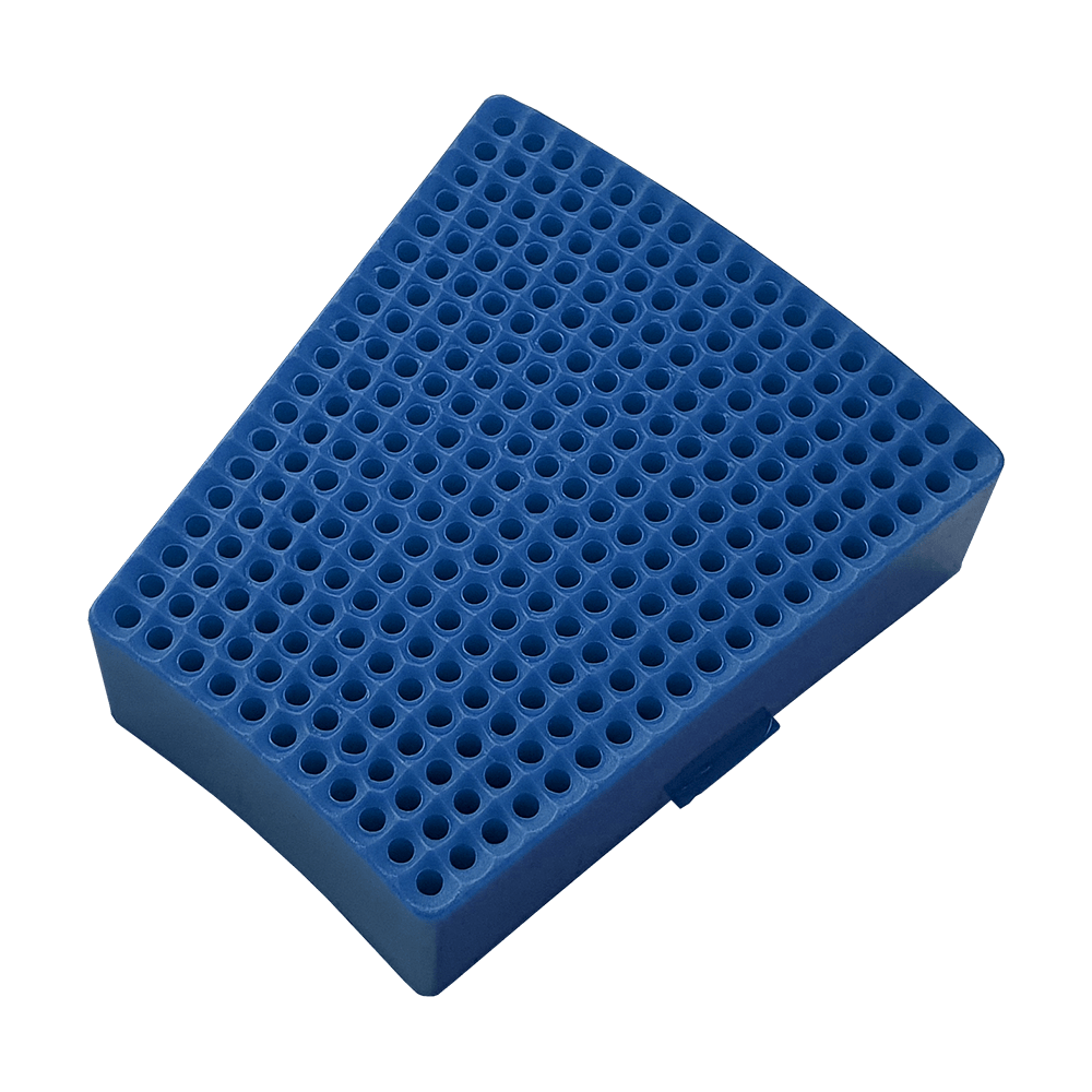 GRN0152_Granboard_132_Ersatzfelder_Single_Aussen_Blau_2 Das Bild zeigt ein blaues Ersatzfeld für das Granboard 132. Das Feld hat viele kleine Löcher und eine trapezförmige Form.