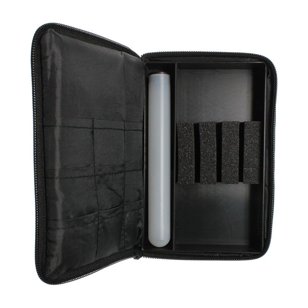 _The_Pak_Dartcase_OPEN_10oWbon8SdeYxh Die Abbildung zeigt die "Pak Jeans Edition Darttasche". Die Tasche ist geöffnet und bietet verschiedene Fächer und Halterungen zur Aufbewahrung von Dartzubehör.