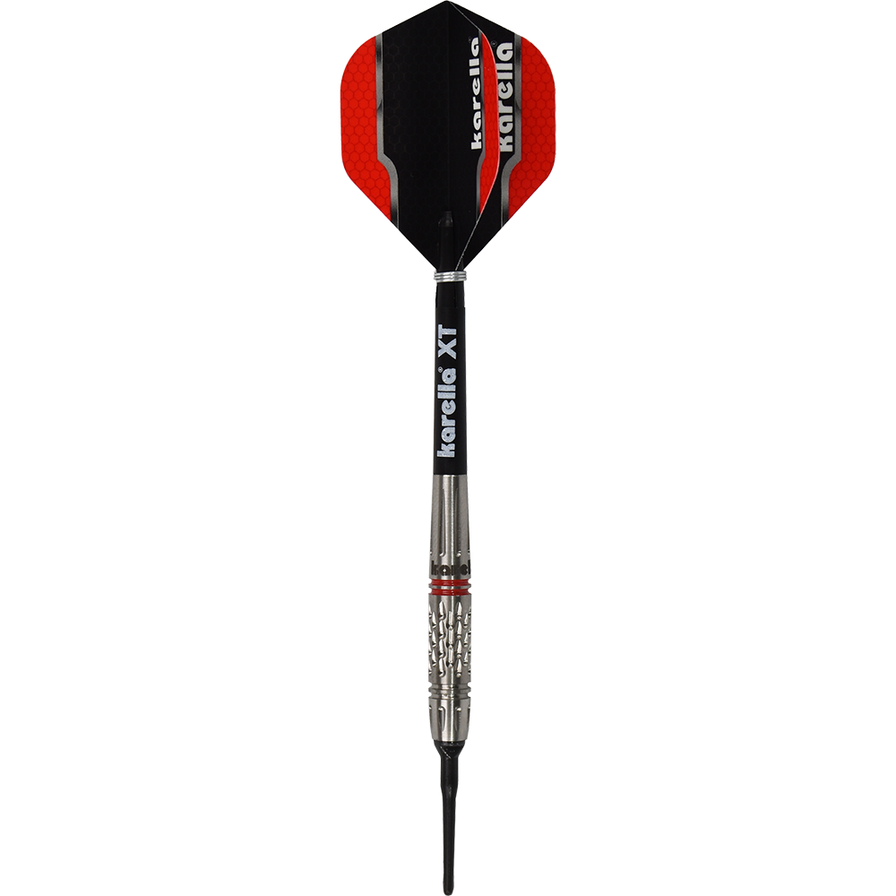 8307_Karella_Commander_Softdarts_1cT55s935gnS1T Das Bild zeigt einen Karella Commander Softdart mit schwarzer und roter Flight. Die Darts sind mit "Karella XT" beschriftet und haben eine silberne Spitze mit roten Akzenten.