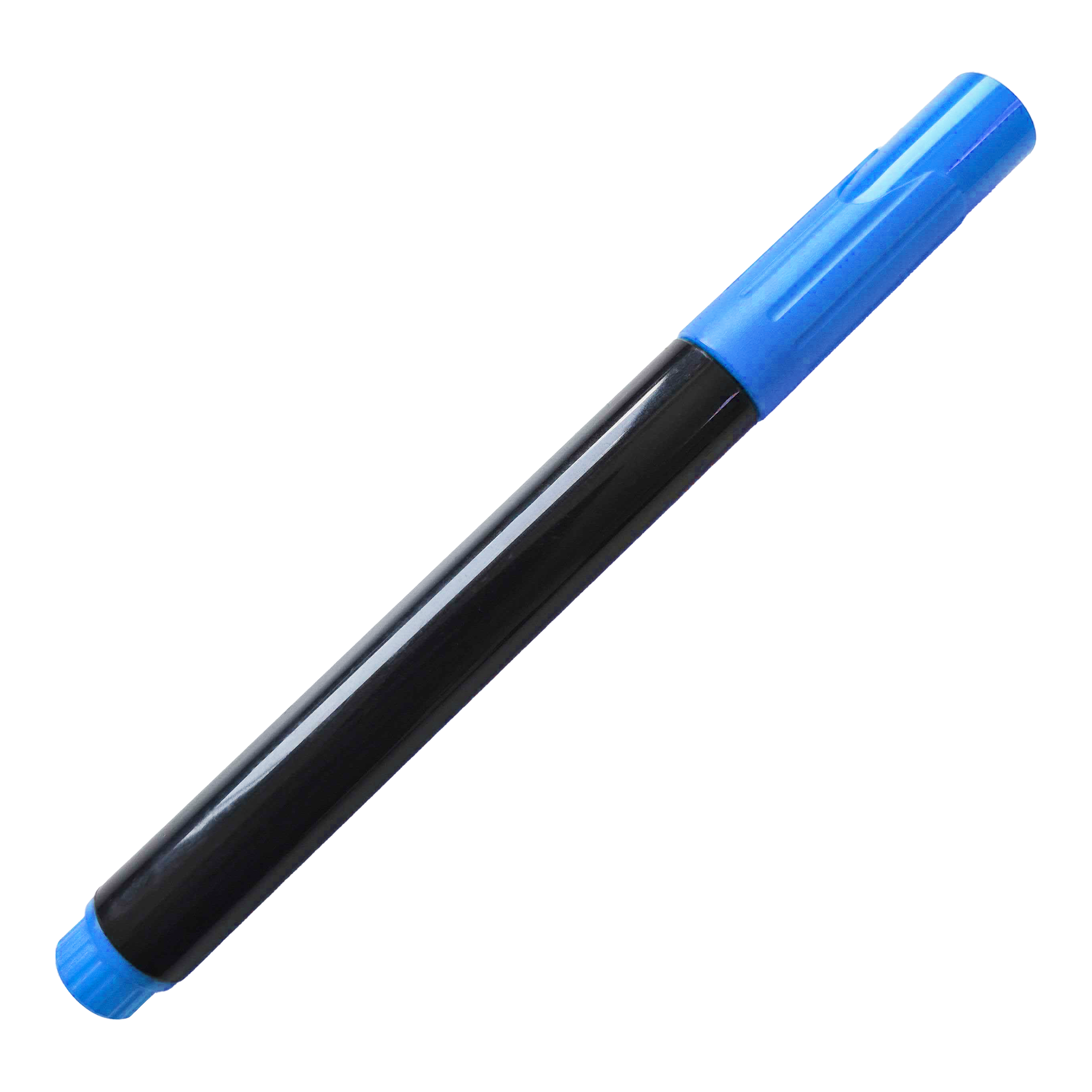 Segnaposto Auf dem Bild ist ein schwarzer Boardmarker mit blauer Kappe zu sehen. Der Stift liegt schräg auf einem weißen Hintergrund.