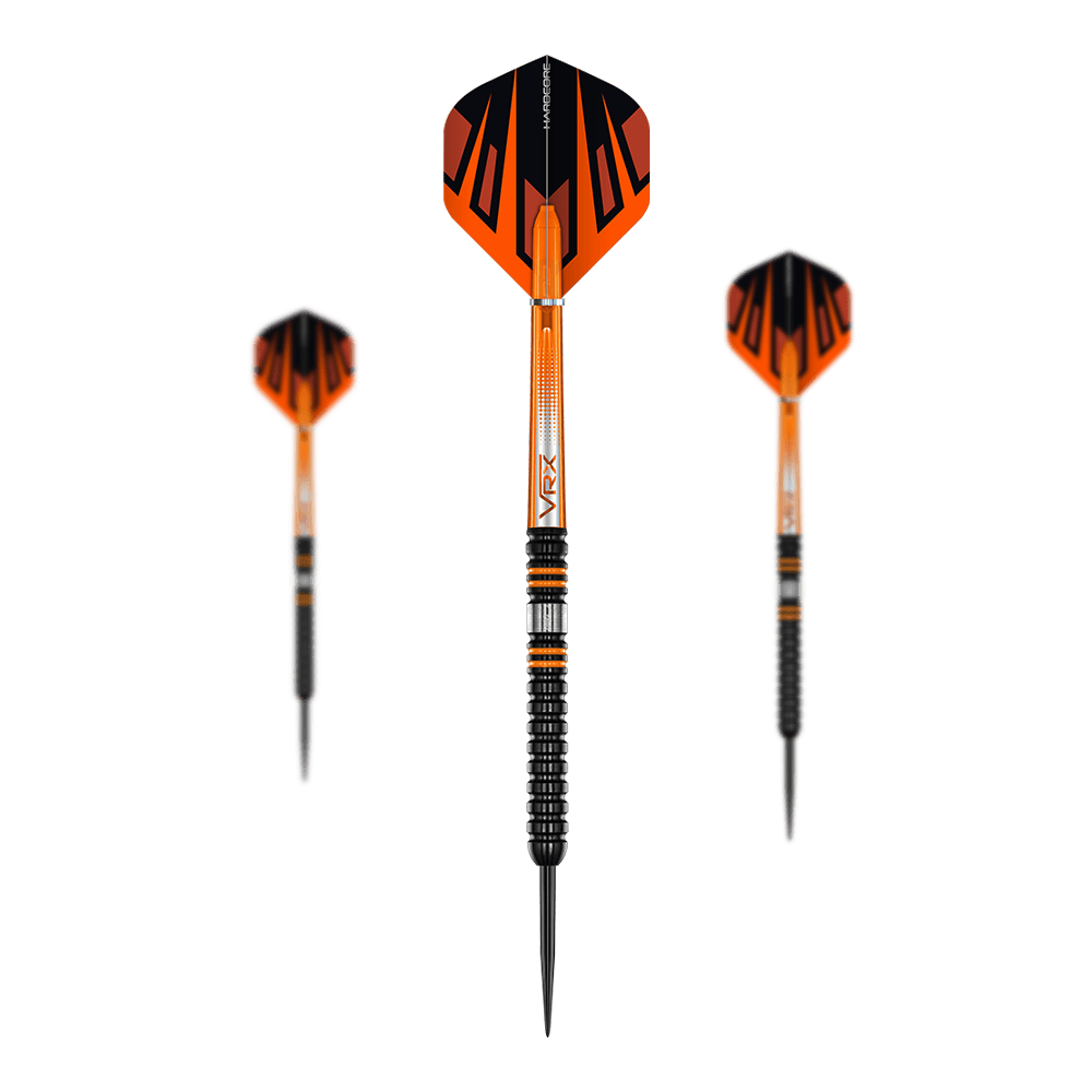 Ocelové šipky Red Dragon Amberjack Pro 1 Das Bild zeigt drei Steeldarts des Produkts „Red Dragon Amberjack Pro 1“. Die Darts sind überwiegend schwarz und orange gestaltet und haben eine moderne, sportliche Optik.