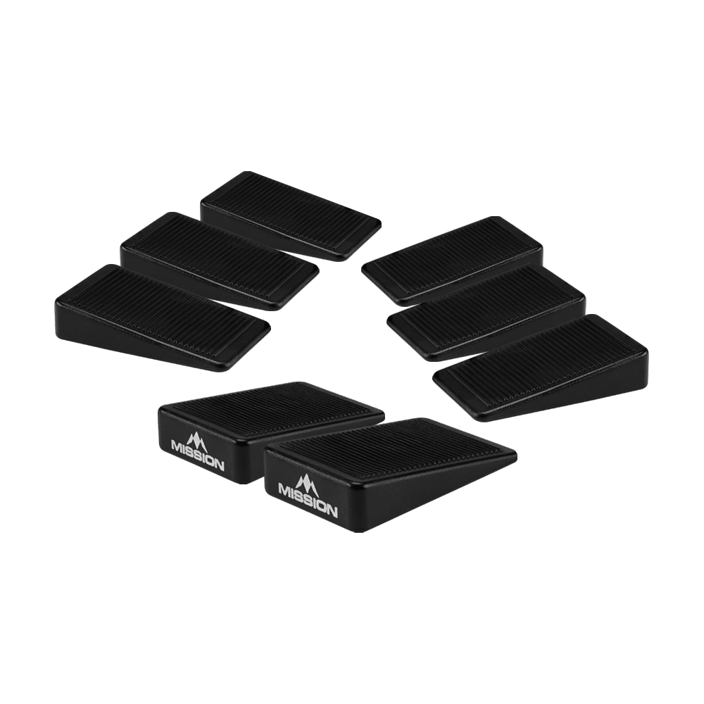 Mission Dartboard Wedges Abstandshalter (8er-Set) Das Bild zeigt acht schwarze Keile, die als Abstandshalter für Dartboards dienen. Auf zwei der Keile ist das Logo und der Schriftzug "Mission" zu sehen.