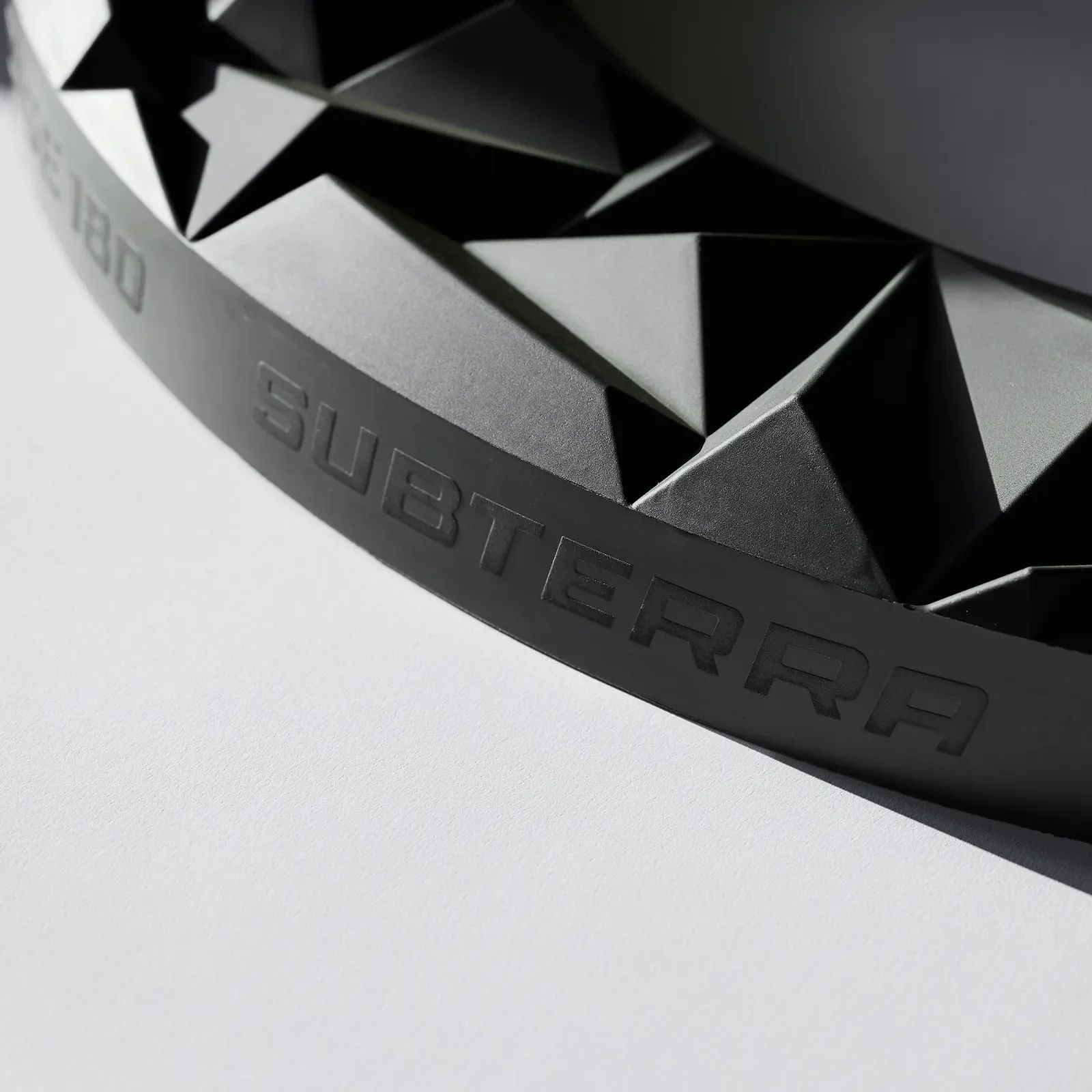 Tablero de dardos 3D Precise 180 Surround Subterra - Grafito Das Precise 180 3D Dartboard Surround Subterra - Graphite ist auf dem Foto zu sehen. Diese Umrandung eignet sich ideal für Dartliebhaber.