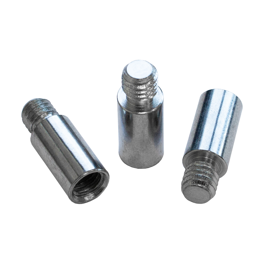 602_Addagrams_1_Silber Auf dem Bild sind drei silberne Metallstifte mit Gewinde zu sehen. Sie liegen auf einer hellen Oberfläche und sind unterschiedlich ausgerichtet.