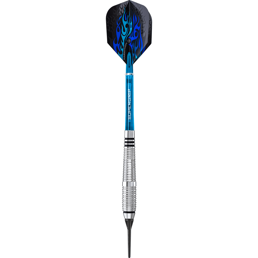 HA13968_Harrows_Blaze_Style_A_Softdarts_1T0ANvpxE99ZeQ Das Bild zeigt einen Harrows Blaze Style A Softdart mit einem Gewicht von 18g. Der Dart hat ein silbernes Griffstück, einen blauen Schaft und schwarze Flights mit blauem Flammenmuster.