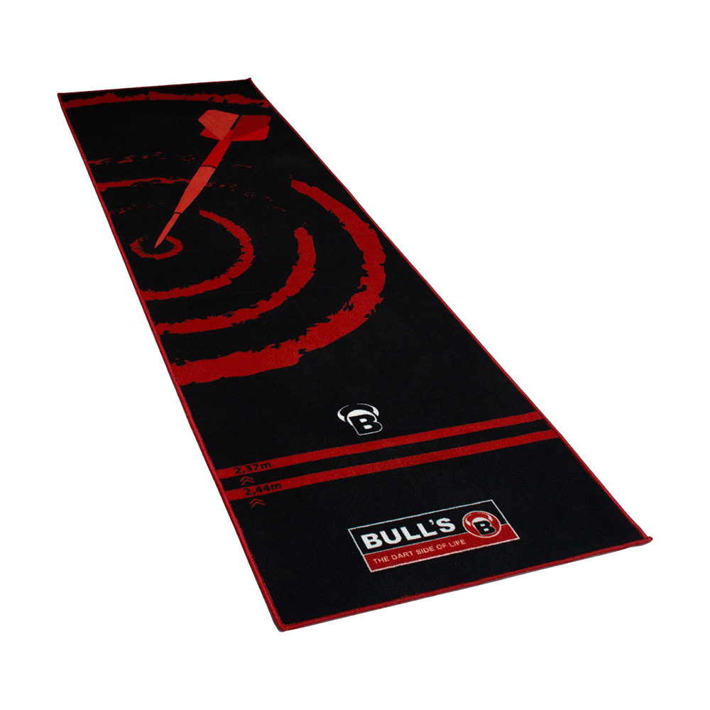67808_Bulls_Carpet-Mat_140_Red_1 Auf dem Bild ist der Bulls Carpet-Mat Teppich 140 in Rot zu sehen. Der Teppich ist schwarz mit roten Dart-Zielsymbolen und Markierungen für verschiedene Entfernungen bedruckt.