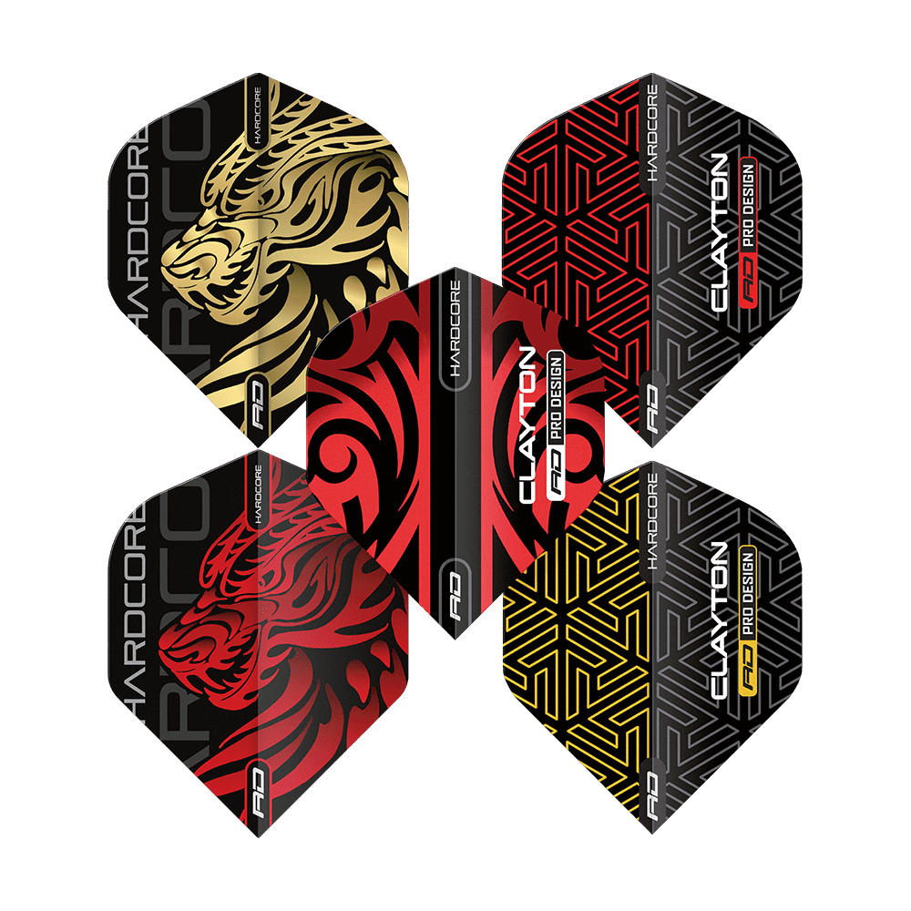 X0800_Red_Dragon_Jonny_Clayton_Flight_Collection_2 Das Bild zeigt eine Kollektion von sechs verschiedenen Dart-Flights mit dem Namen "Red Dragon Jonny Clayton Flight Collection". Die Flights haben auffällige Designs in Schwarz, Rot und Gold mit Mustern und dem Schriftzug "Clayton".
