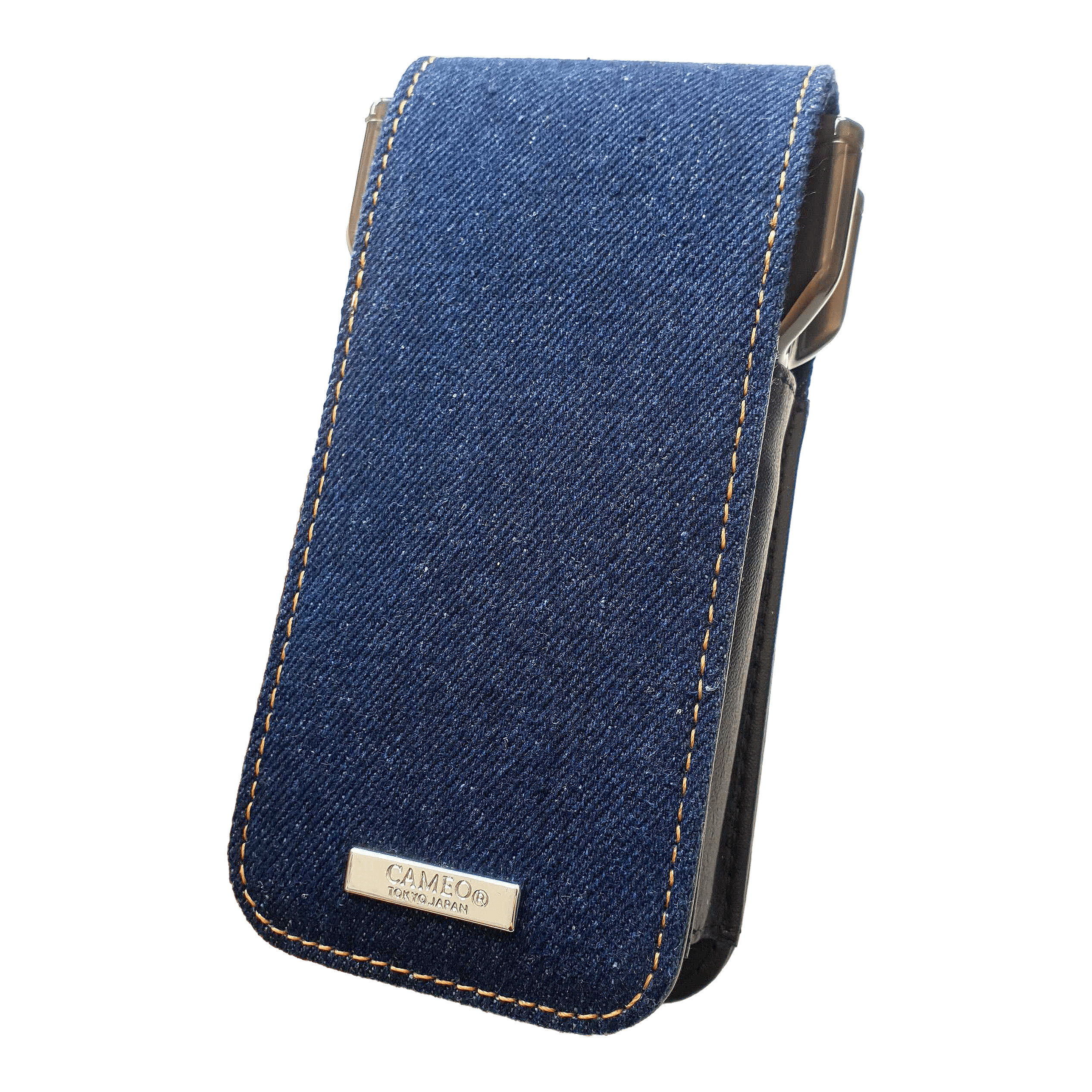 Pouzdro na šipky Cameo Acento Denim Dies ist ein Dartcase aus indigofarbenem Denim-Stoff. Auf der Vorderseite befindet sich ein Metall-Label mit der Aufschrift "CAMEO TOKYO JAPAN".