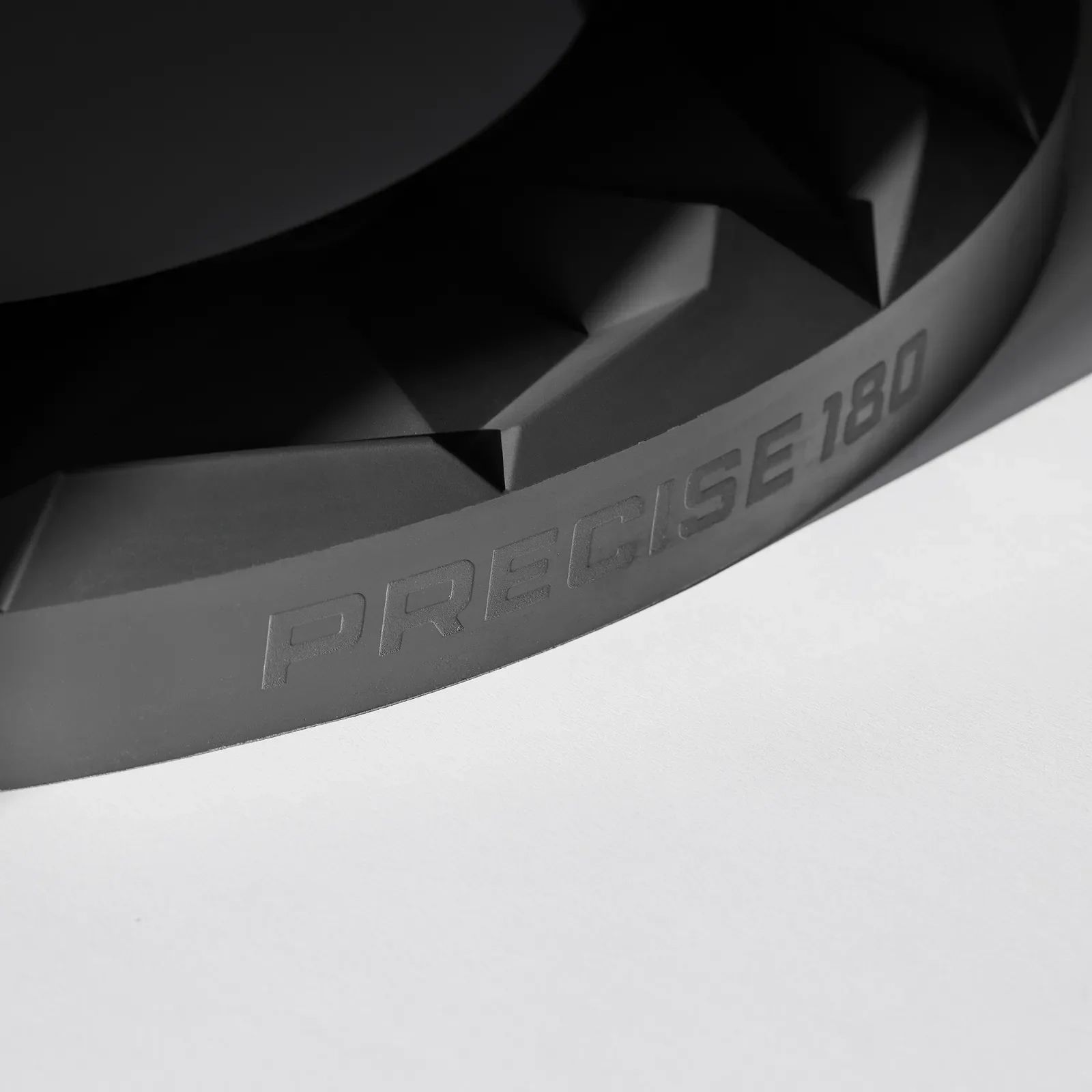 Tablero de dardos 3D Precise 180 Surround Subterra - Grafito Das Bild zeigt das Produkt Precise 180 3D Dartboard Surround Subterra - Graphite. Es ist eine moderne Dartboard-Umrandung in der Farbe Graphit.