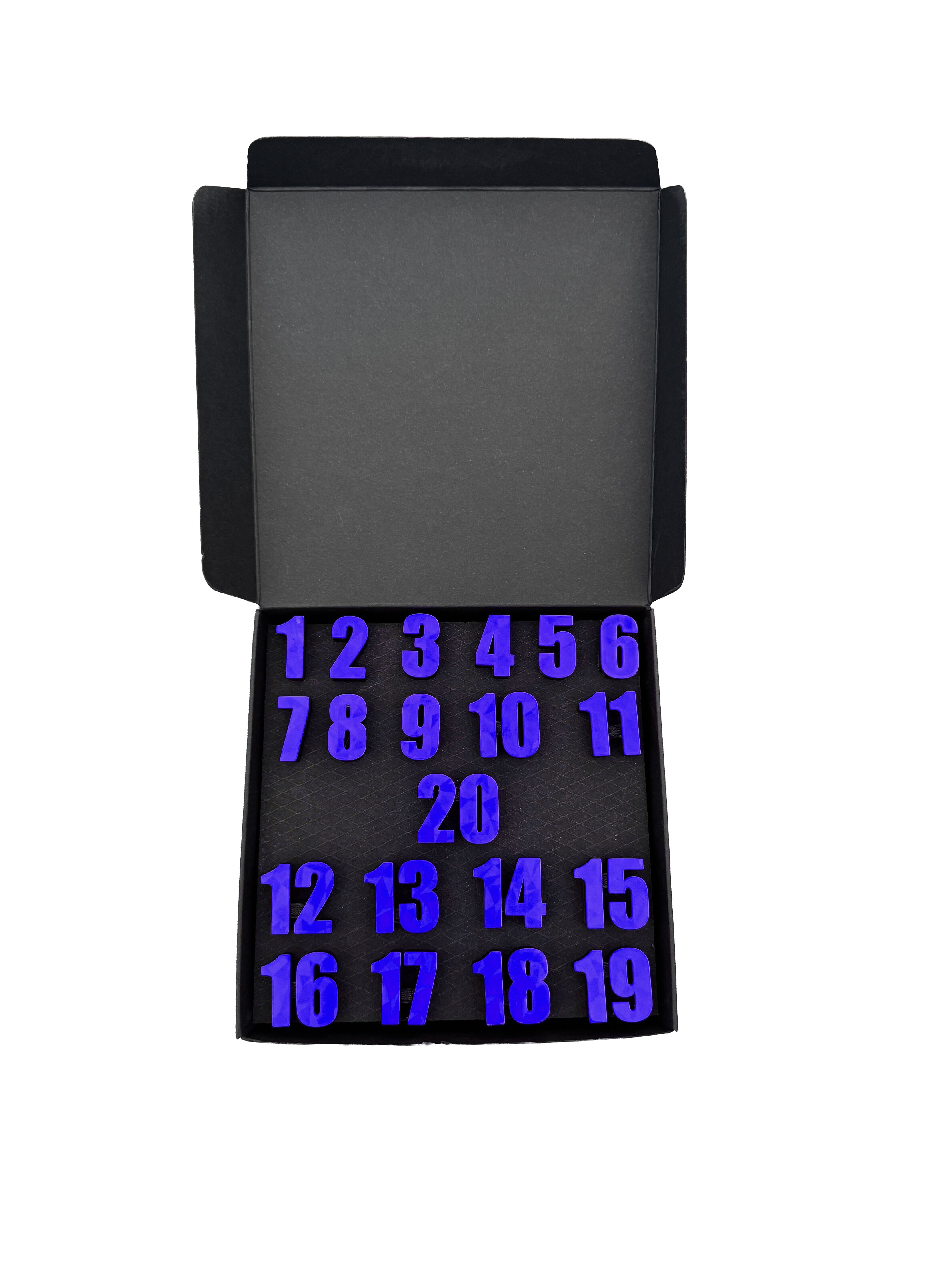 Pierścienie z numerami do tarczy do darta McDart / Pierścienie z numerami klasyczne Eine blaue Box ist auf dem Bild zu sehen. Das Produkt ist im klassischen Stil gestaltet.