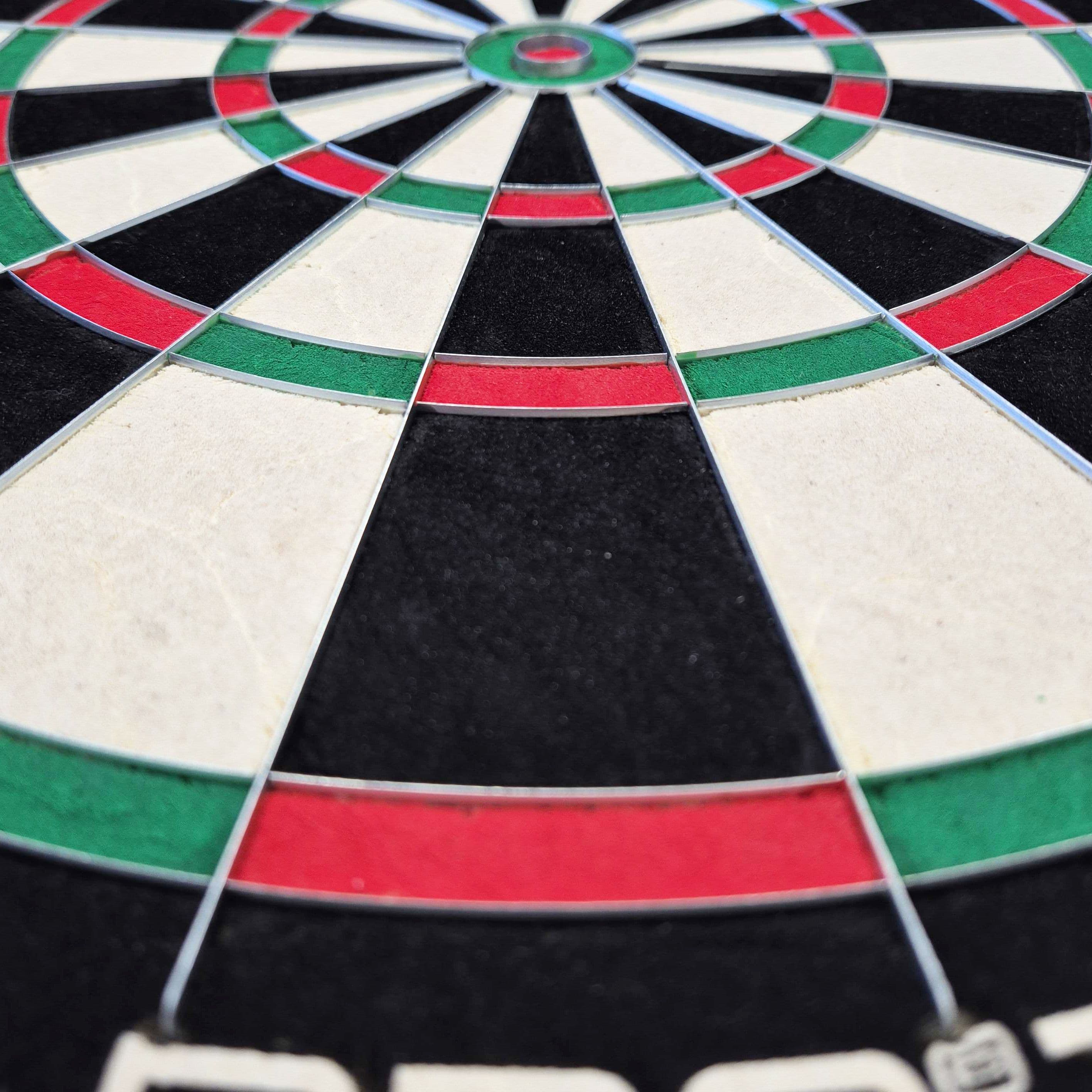 Ocelový terč Harrows Quadro 240 Harrows Quadro 240 Steeldartboard wird aus einer anderen Perspektive gezeigt. Das Rundsegment ist gut zu erkennen.
