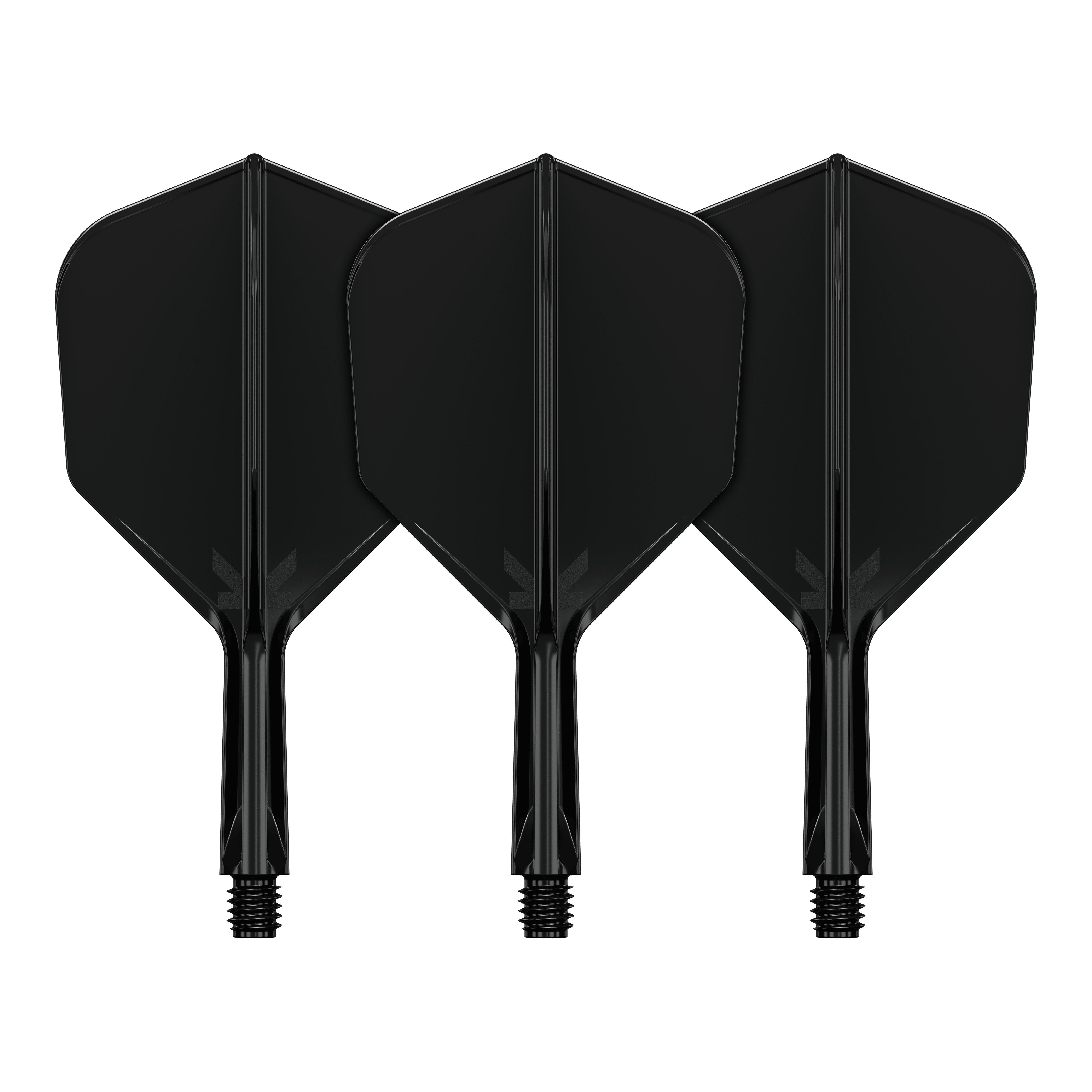 Letový systém Target K-Flex No6 - černý Das Bild zeigt drei schwarze Dart-Flights mit Schaft. Sie sind nebeneinander auf einem schwarzen Hintergrund angeordnet.