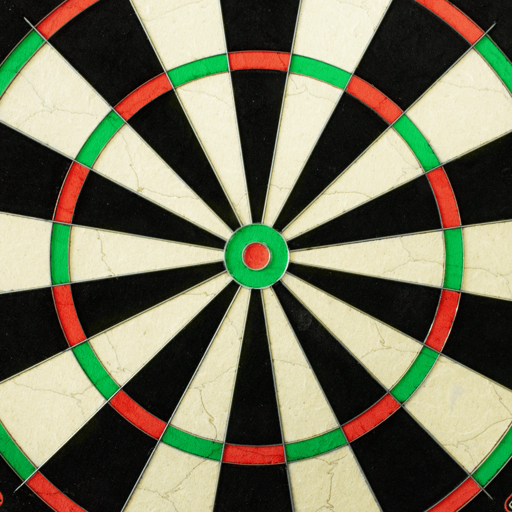3033_Winmau_Blade_6_Steeldartboard_3 Ein weiteres Winmau Blade 6 Steeldartboard ist aus einer anderen Perspektive zu sehen. Alle Zahlen sind gut lesbar.