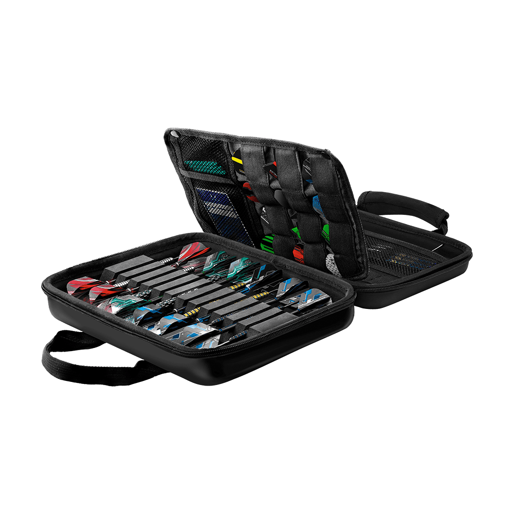 HRT-16525_Harrows_Imperial_Dartcase_Schwarz_2 Das Bild zeigt das Harrows Imperial Dartcase in Schwarz, das geöffnet ist und verschiedene Dartpfeile sowie Zubehör ordentlich aufbewahrt. Das robuste Etui hat Fächer, elastische Bänder und Netztaschen zur sicheren Organisation der Dartutensilien.
