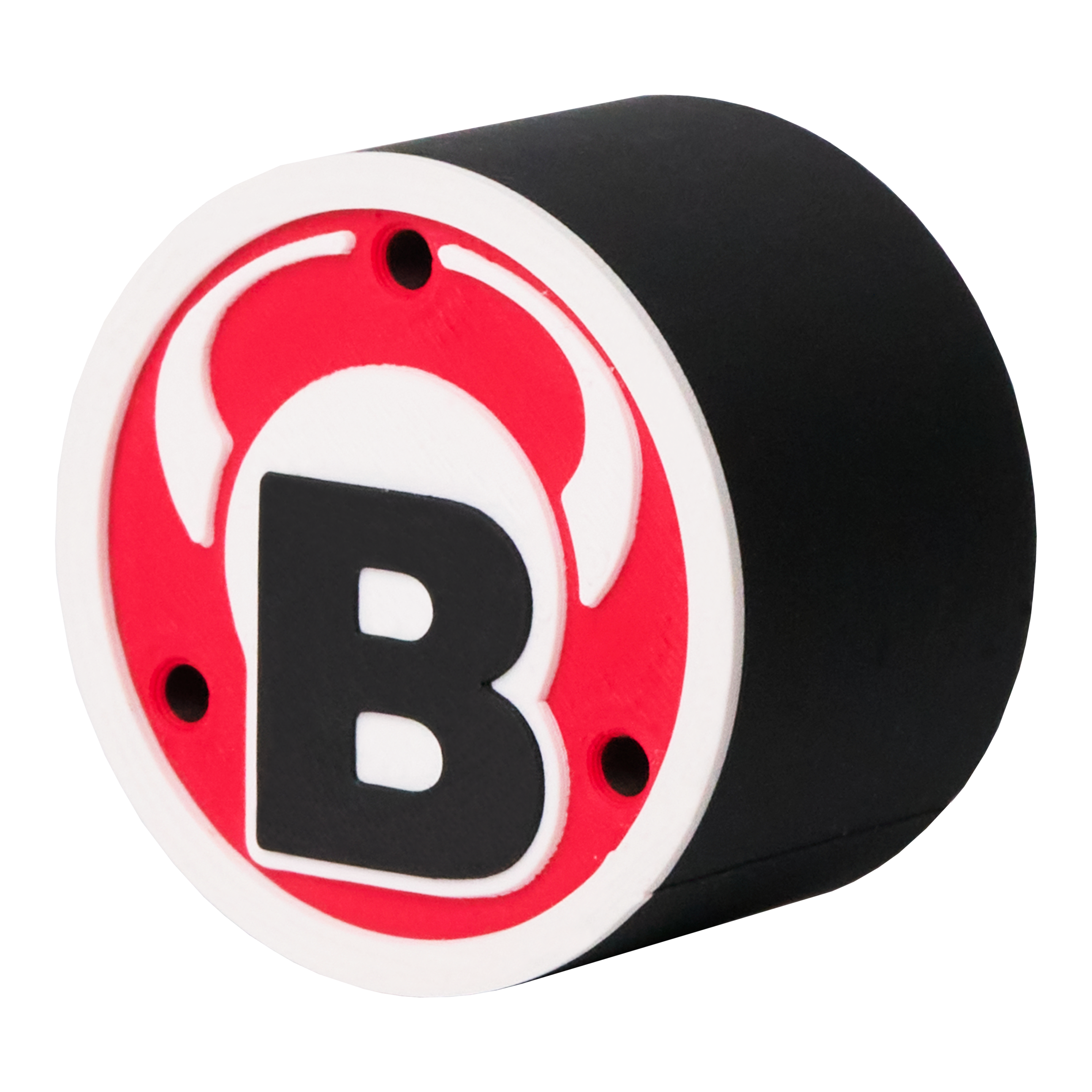 Bulls Darthalter Logo Rund Das Bild zeigt ein rundes schwarzes Produkt mit einem roten und weißen Logo auf der Vorderseite. In der Mitte des Logos befindet sich ein großes schwarzes "B" mit weißen Hörnern darüber.