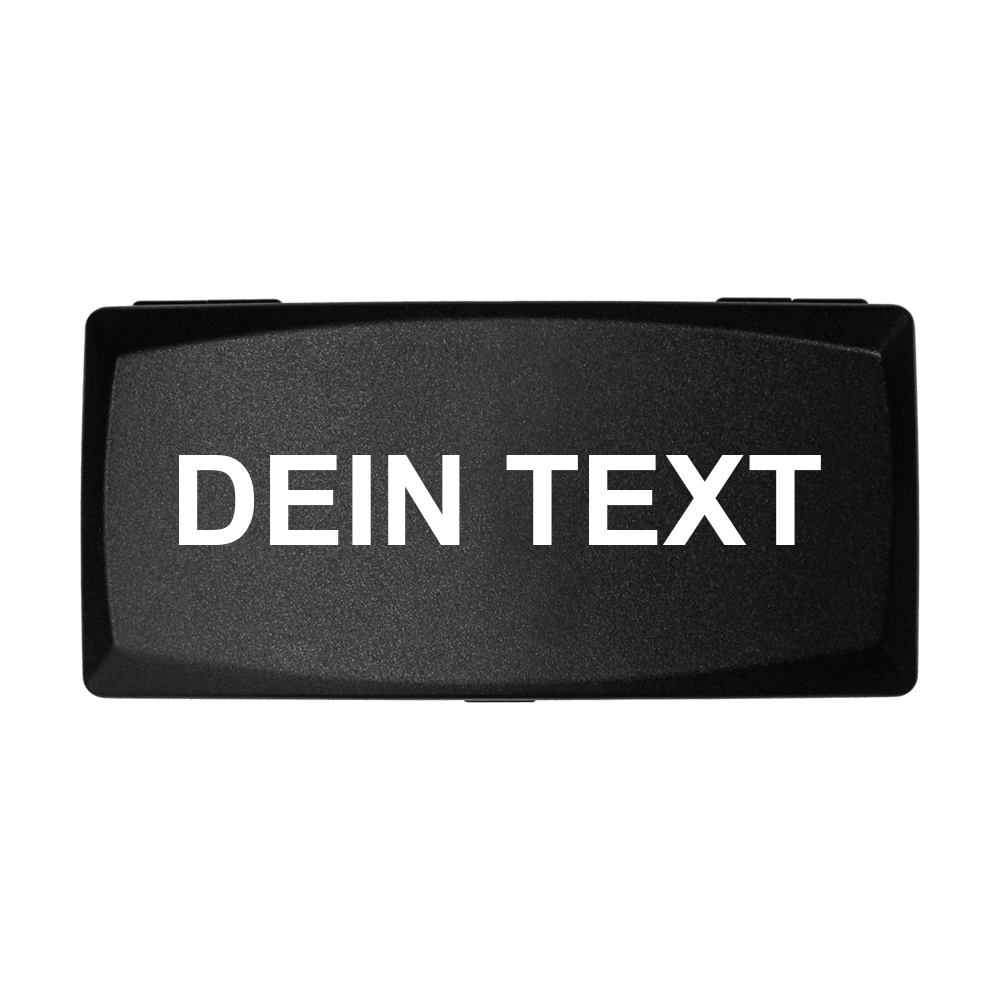 MD-ABS-Schwarz_W_Bedruckte_ABS_Box_Wunschtext_Schwarz_1 Auf dem Bild ist eine schwarze Box mit weißer Aufschrift zu sehen. Der Text auf der Box lautet "DEIN TEXT".