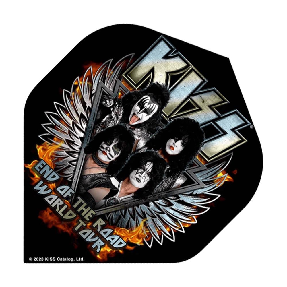 Misión Beso Fin del Camino No2 Vuelos Estándar Das Bild zeigt ein Dart-Flight mit dem Motiv der Band KISS und dem Schriftzug "End of the Road World Tour". Im Hintergrund sind Flammen und silberne Flügel zu sehen.