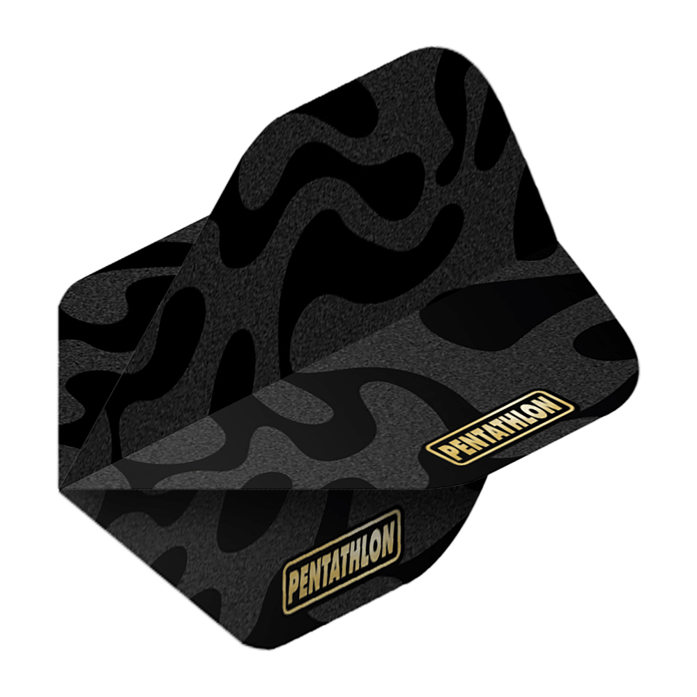 Voli Pentathlon RT Camo Das Bild zeigt das Produkt "Pentathlon RT Camo No2 Standard Flights". Die Flight hat ein schwarzes Camouflage-Muster und das Pentathlon-Logo in Gelb.