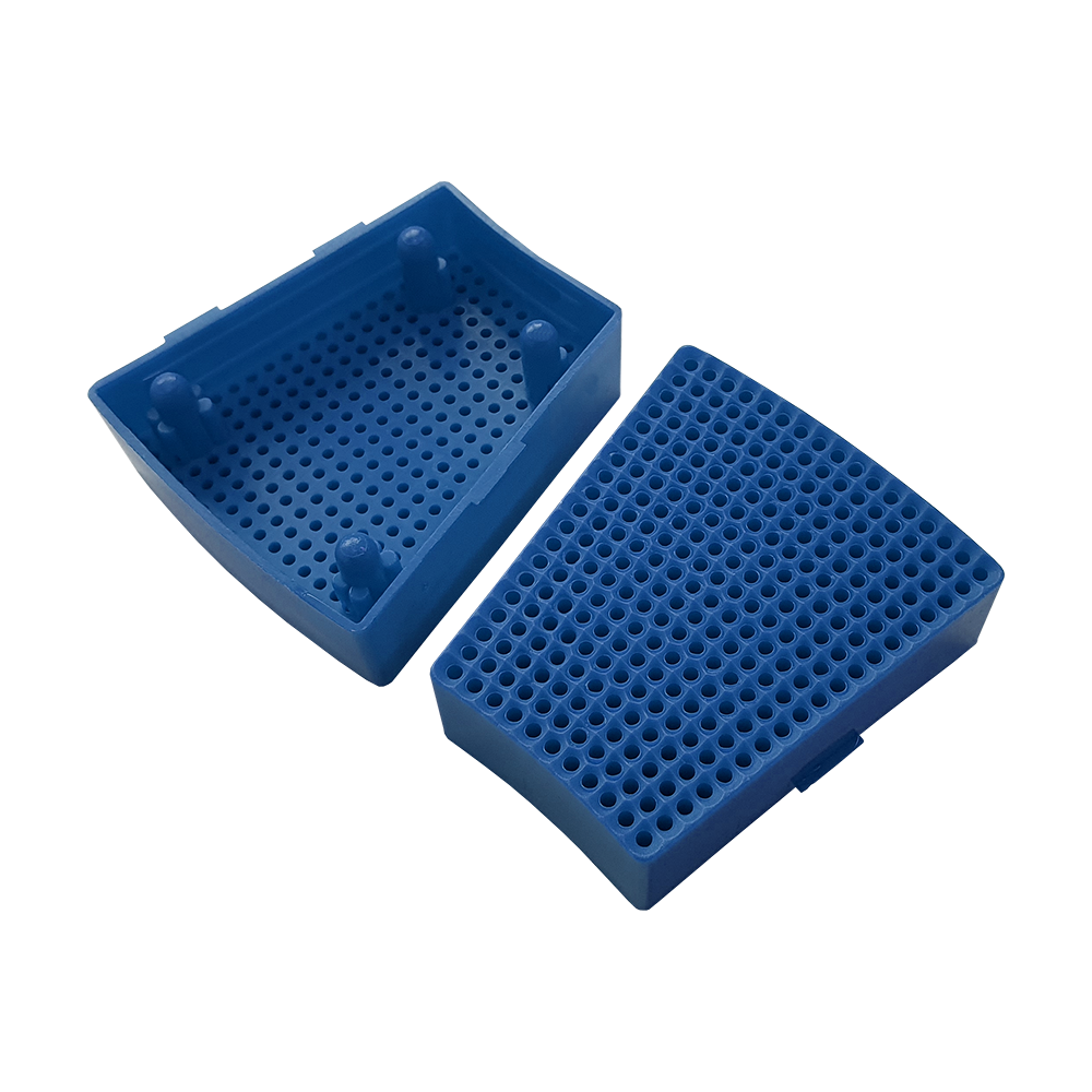 GRN0152_Granboard_132_Ersatzfelder_Single_Aussen_Blau_1 Das Bild zeigt zwei blaue Ersatzfelder für das Granboard 132. Sie sind dreieckig geformt und haben viele kleine Löcher.