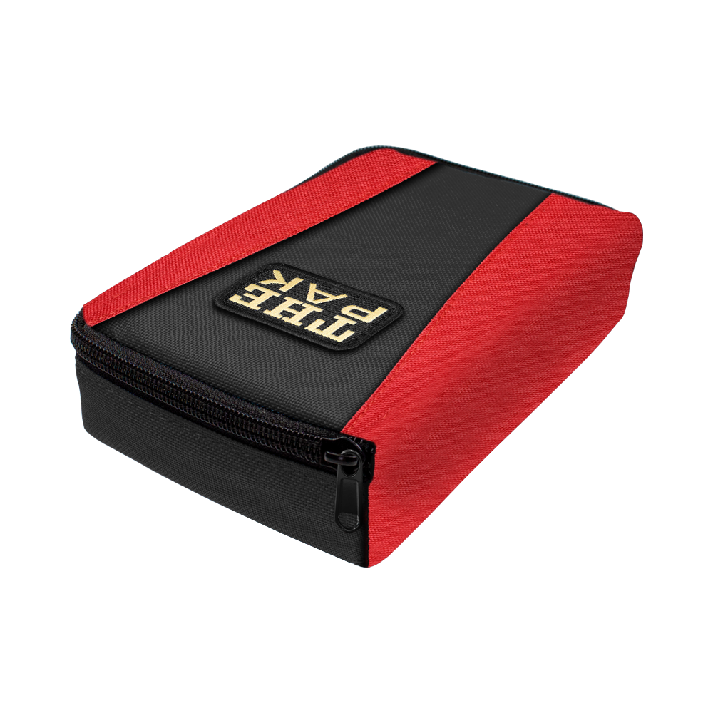 703_The_Pak_Multi_Dartcase_Rot_Schwarz_2 Die Abbildung zeigt das Produkt "The Pak Multi Dartcase - Rot Schwarz". Das Dartcase ist überwiegend schwarz mit roten Seiten und einem Reißverschluss.