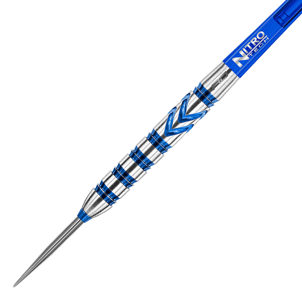 RD1890_Red_Dragon_Gerwyn_Price_Blue_90_Steeldarts_2hR7Mu2LP4zXwV Das Bild zeigt einen Red Dragon Gerwyn Price Blue 90% Steeldart. Der Dart hat ein silbernes Design mit auffälligen blauen Akzenten und einem blauen Schaft.