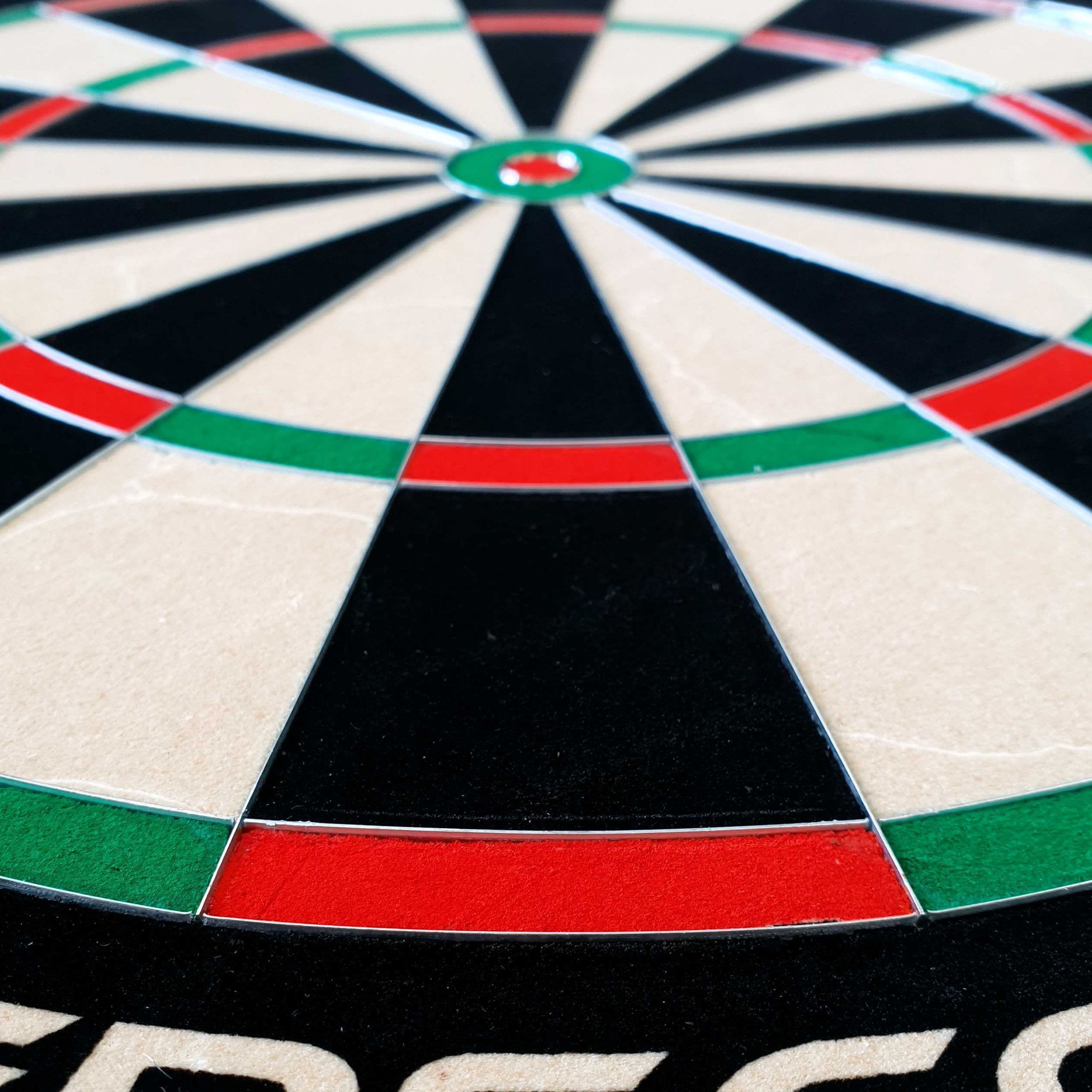 Diana de acero GOAT Everscore Das Bild zeigt ein GOAT Everscore Steeldartboard aus nächster Nähe. Die farbigen Felder und der Mittelpunkt sind deutlich erkennbar.