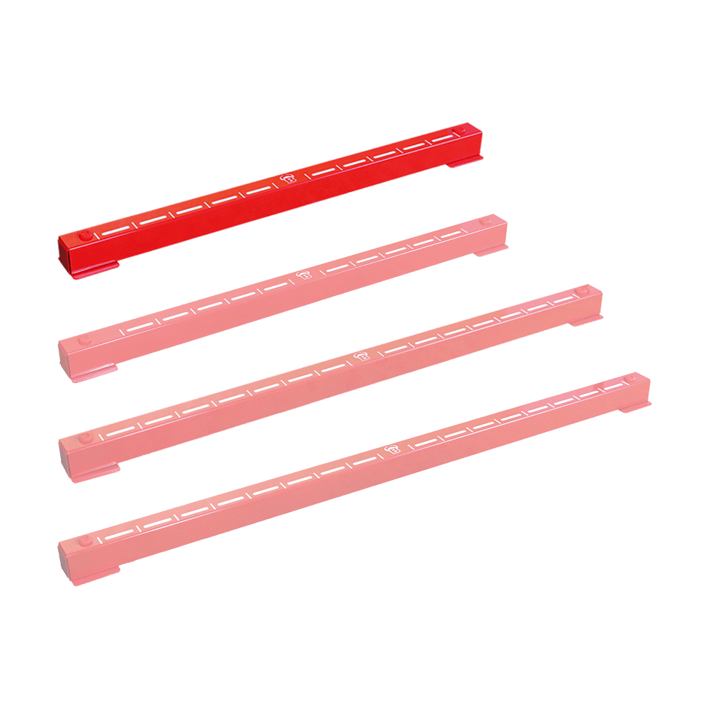 67821_Bulls_Oky_System_Metall_Oche_O60_2 Das Bild zeigt vier rote Metallstreifen, die als Bulls Oky Metall Oche bekannt sind. Diese werden beim Darts verwendet, um die Abwurflinie auf dem Boden zu markieren.