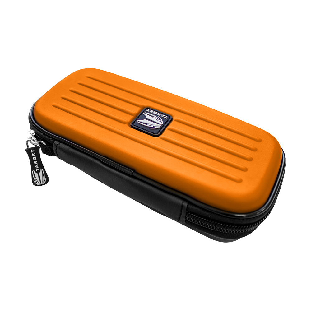 125823_Target_Takoma_Dartwallet_Orange_2 Das Bild zeigt ein orange-schwarzes Etui namens "Target Takoma Dartwallet". Es hat einen Reißverschluss und ein Logo auf der Oberseite.