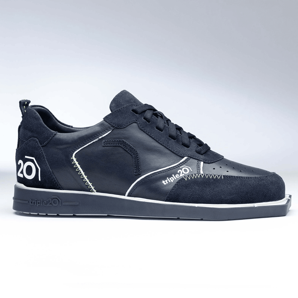 20102005-00_Triple20_Dartschuhe_Leder_Blau_Weiss_2 Triple20 Dartschuhe Leder in Blau und Weiß sind als Paar abgebildet. Die Schuhe haben eine klassische Sportschuhform.