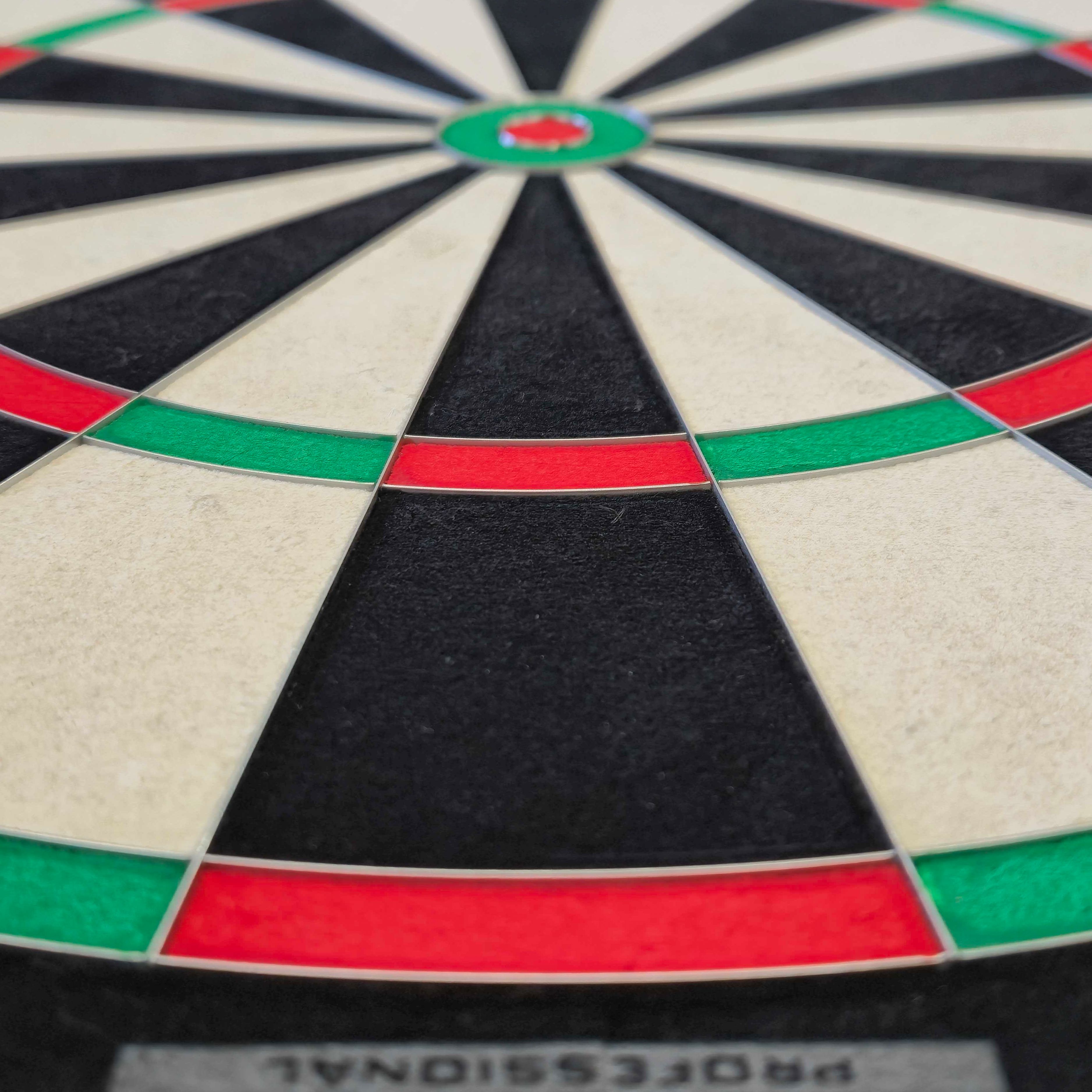 Diana de acero Harrows Fortis Harrows Fortis Steeldartboard ist ein Steeldartboard für Dartspieler. Dieses Produkt ist ideal für Präzision und Haltbarkeit beim Dartspiel.