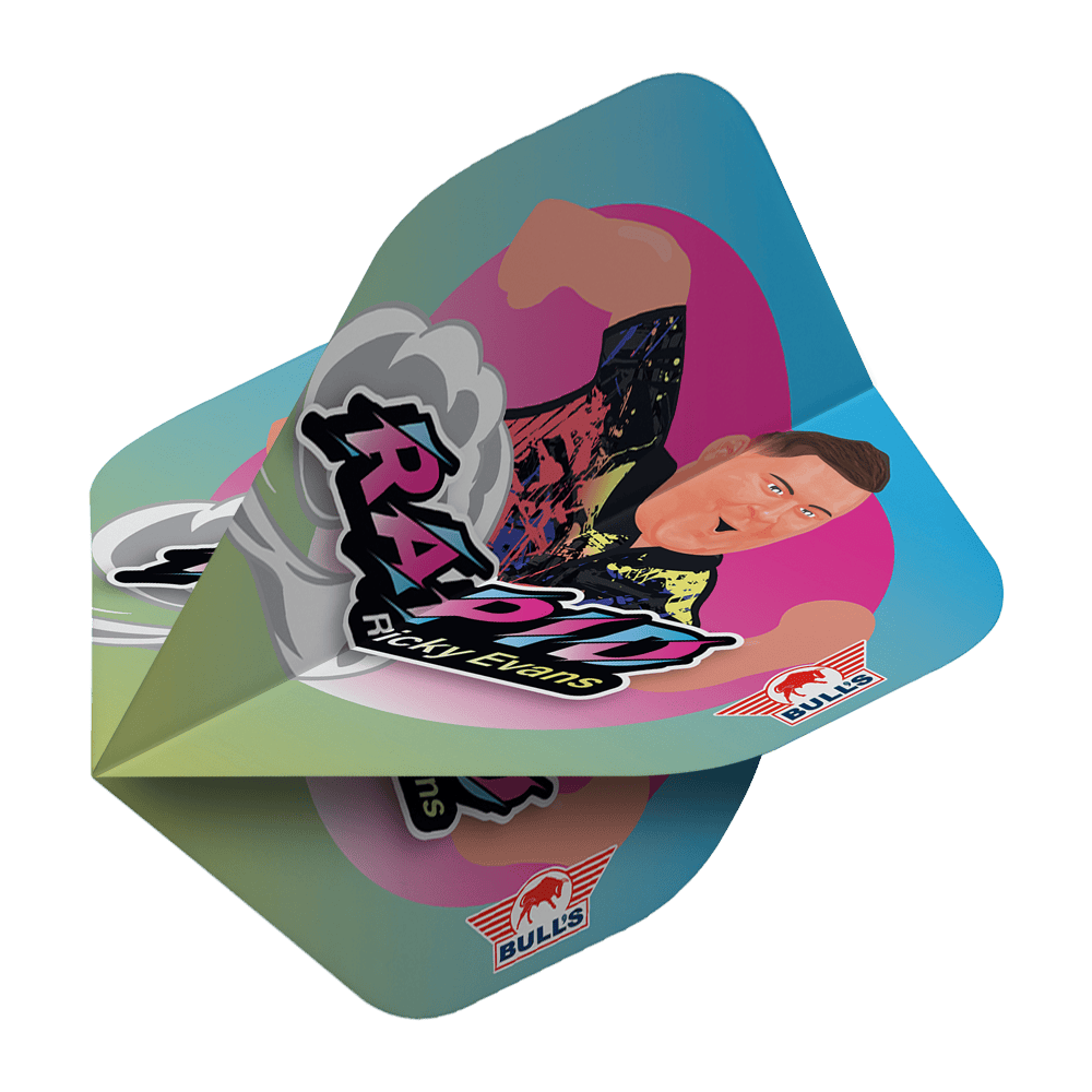 Bulls NL Player 100 Ricky Evans Cartoon No2 Standardní lety Das Bild zeigt das Produkt "Bulls NL Player 100 Ricky Evans Cartoon No2 Standard Flights" mit einer bunten Cartoon-Grafik von Ricky Evans. Auf dem Flight sind außerdem der Schriftzug "RAPID Ricky Evans" und das Bulls-Logo zu sehen.