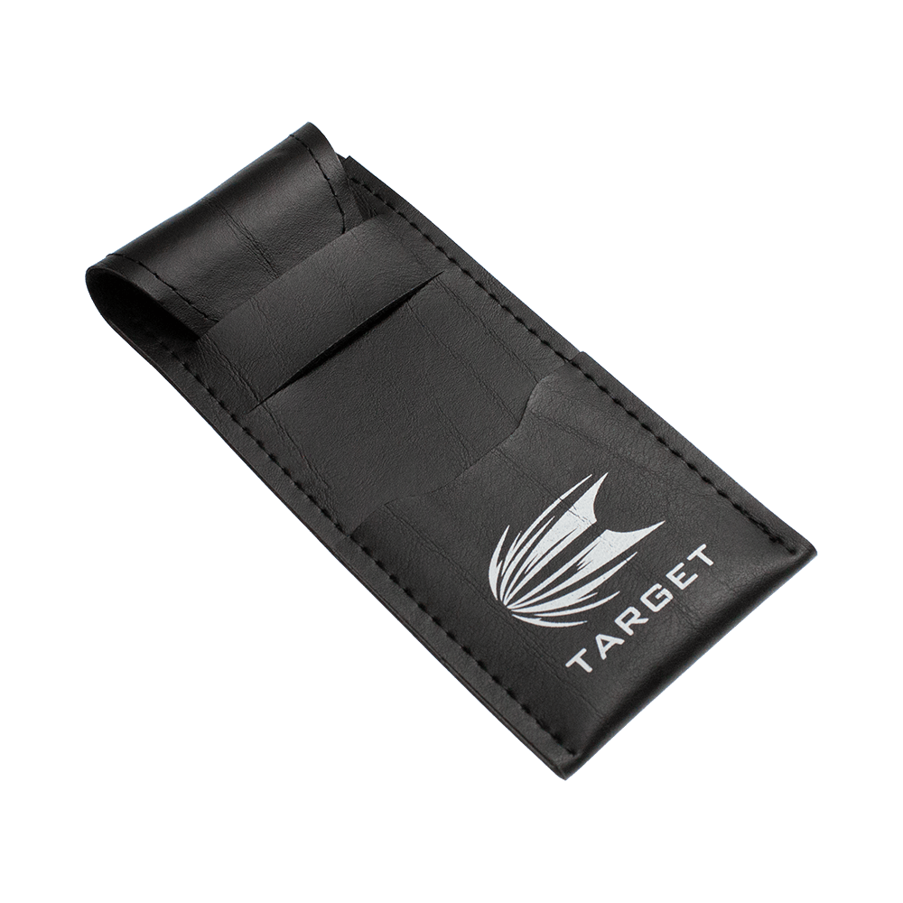 Target-Dart-Wallet Das Bild zeigt ein schwarzes Etui mit dem weißen Logo und Schriftzug "TARGET" darauf. Es dient zur Aufbewahrung von Softdarts, wie zum Beispiel den Target RVB 80% Black Tungsten Softdarts.