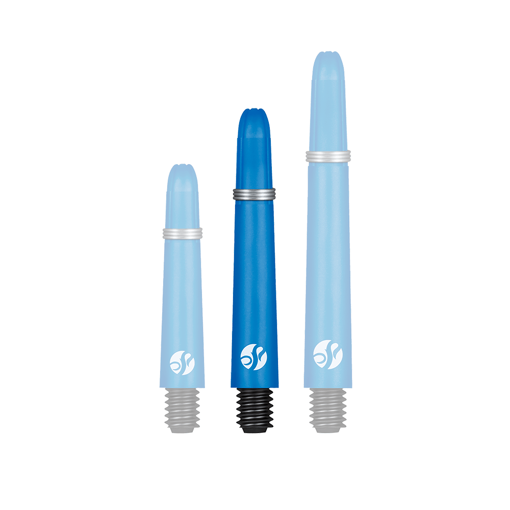 Das Bild zeigt drei blaue Carbon-Schäfte in unterschiedlichen Längen. Jeder Schaft hat unten ein schwarzes Schraubgewinde und ein silbernes Ringdetail.