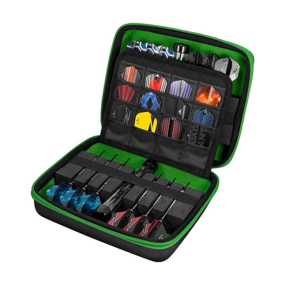 In diesem Bild sieht man ein aufklappbares Dart-Set in einer schwarzen Hülle mit grünem Innenfutter. Verschiedene Dartpfeile und Flights sind ordentlich in Fächern und Halterungen angeordnet.