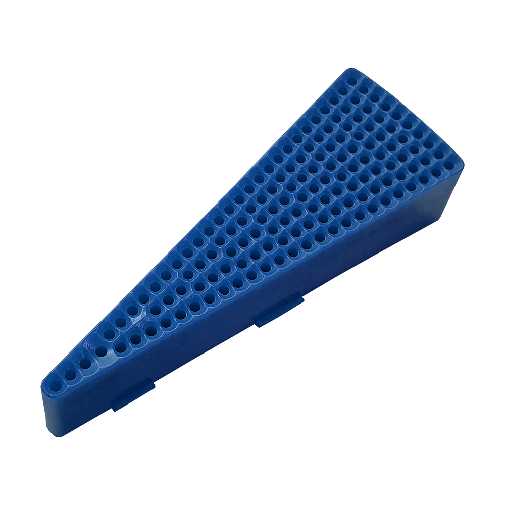 GRN0150_Granboard_132_Ersatzfelder_Single_Innen_Blau_2 Das Bild zeigt ein blaues Ersatzfeld für das Granboard 132. Das Feld ist dreieckig und hat viele kleine Löcher.