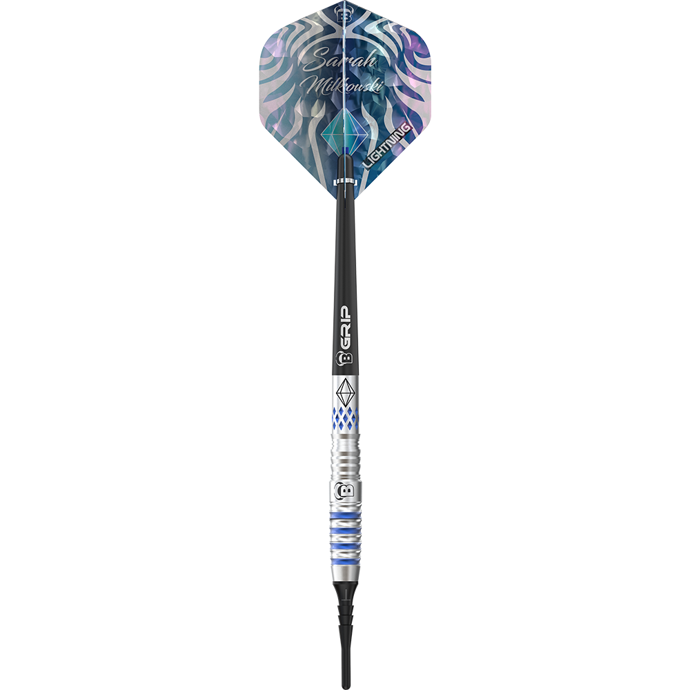 19740_Bulls_Sarah_Milkowski_Softdarts_1t3k7OvSzRlhon Das Bild zeigt einen Softdart namens "Bulls Sarah Milkowski Softdarts - 20g". Der Dart hat ein modernes Design mit silbernen und blauen Akzenten sowie einer gemusterten Flights.