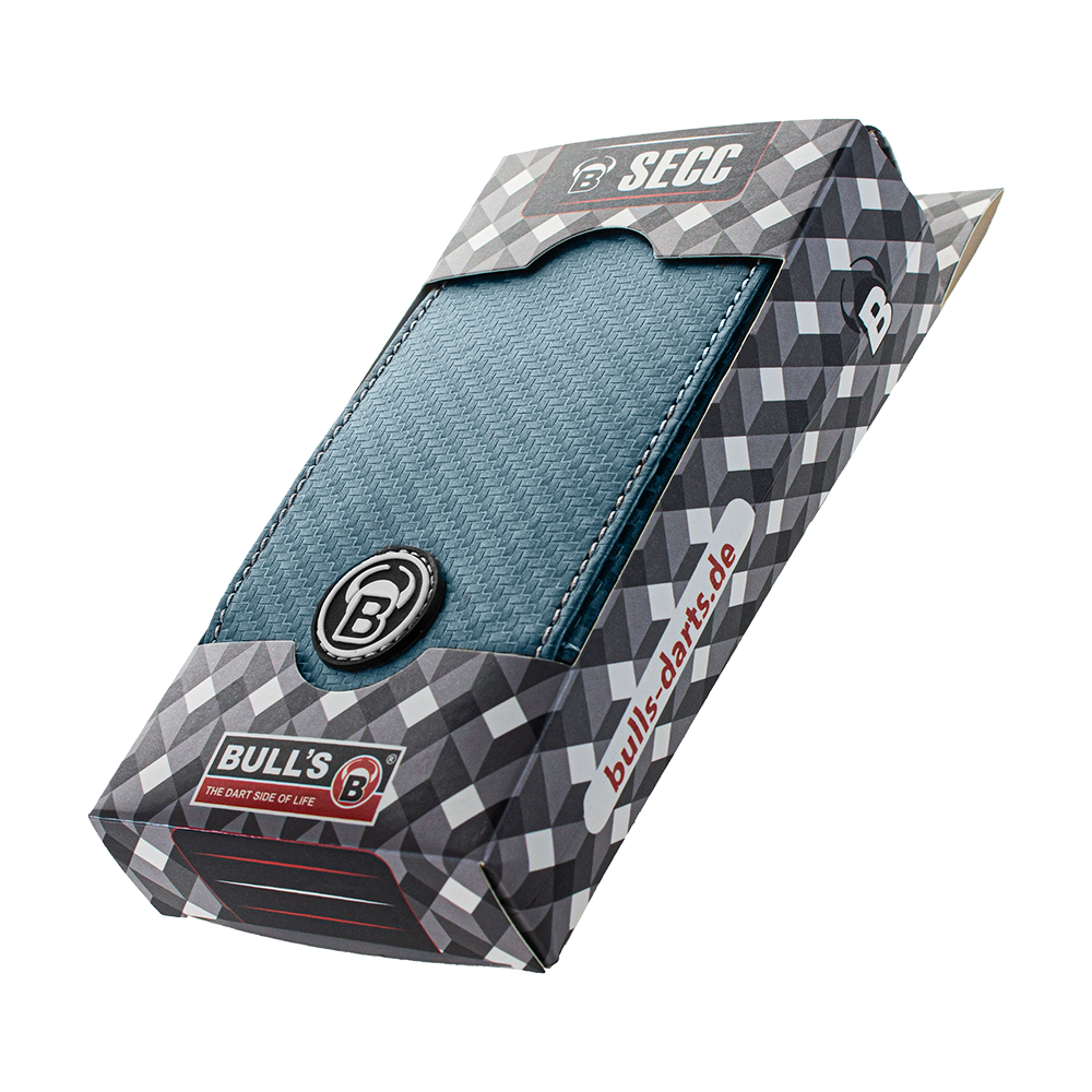 66346_Bulls_SECC_Dartcase_Green_4 Die Abbildung zeigt das Produkt "Bulls SECC Dartcase" in seiner Verpackung. Das Dartcase ist blau und wird in einer stilvollen Schachtel mit geometrischem Muster präsentiert.