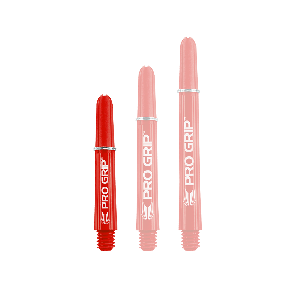 Target Pro Grip Shafts - 3 Sets - Rot Das Bild zeigt drei rote Dart-Schäfte mit der Aufschrift „PRO GRIP“. Sie stehen nebeneinander und haben unterschiedliche Längen.