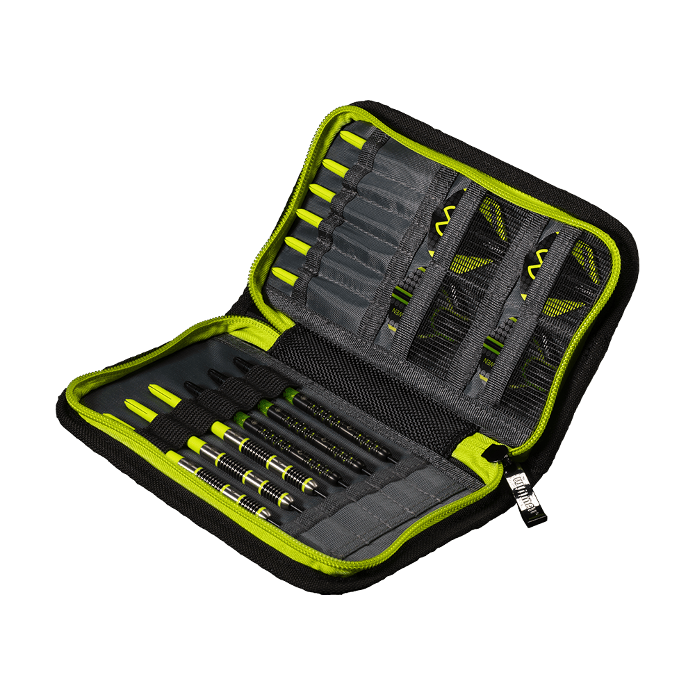 8330_Winmau_MvG_Sport_Edition_Wallet_2 Das Bild zeigt das Winmau MvG Sport Edition Wallet, ein aufklappbares Etui für Dartzubehör. Es enthält mehrere Fächer für Dartpfeile und Zubehör, alles ordentlich in Schwarz und Grün organisiert.