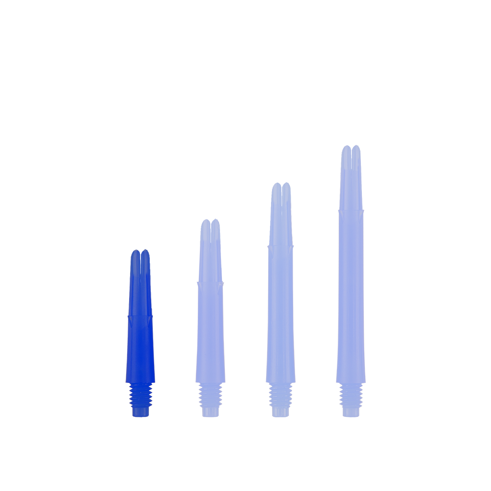 Auf dem Bild sind vier blaue, gerade Dartschäfte in unterschiedlichen Längen zu sehen. Sie stehen nebeneinander auf weißem Hintergrund.