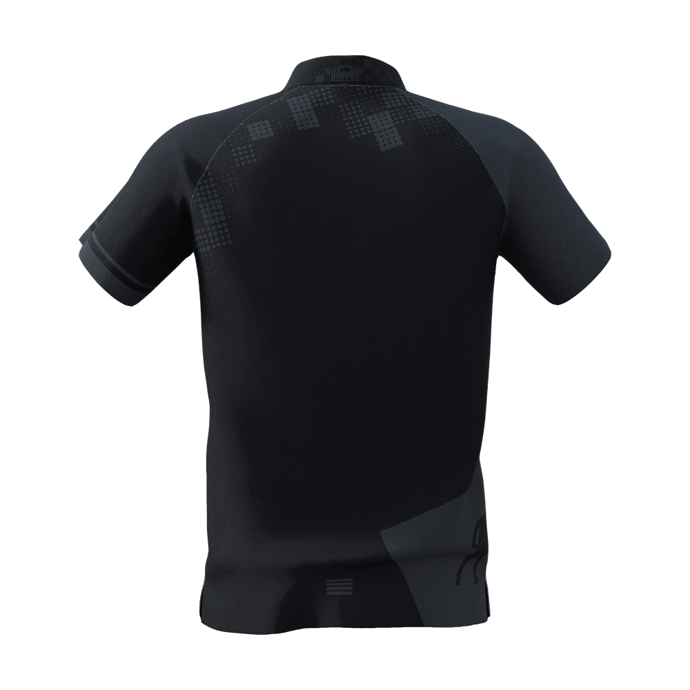 BU69610_BullsNL_Plain_Black_Dart_Poloshirt_3 Dies ist das Bulls NL Plain Black Dart Poloshirt, abgebildet von hinten. Das Poloshirt ist schwarz mit dezenten grauen Mustern auf Schultern und unterem Rand.