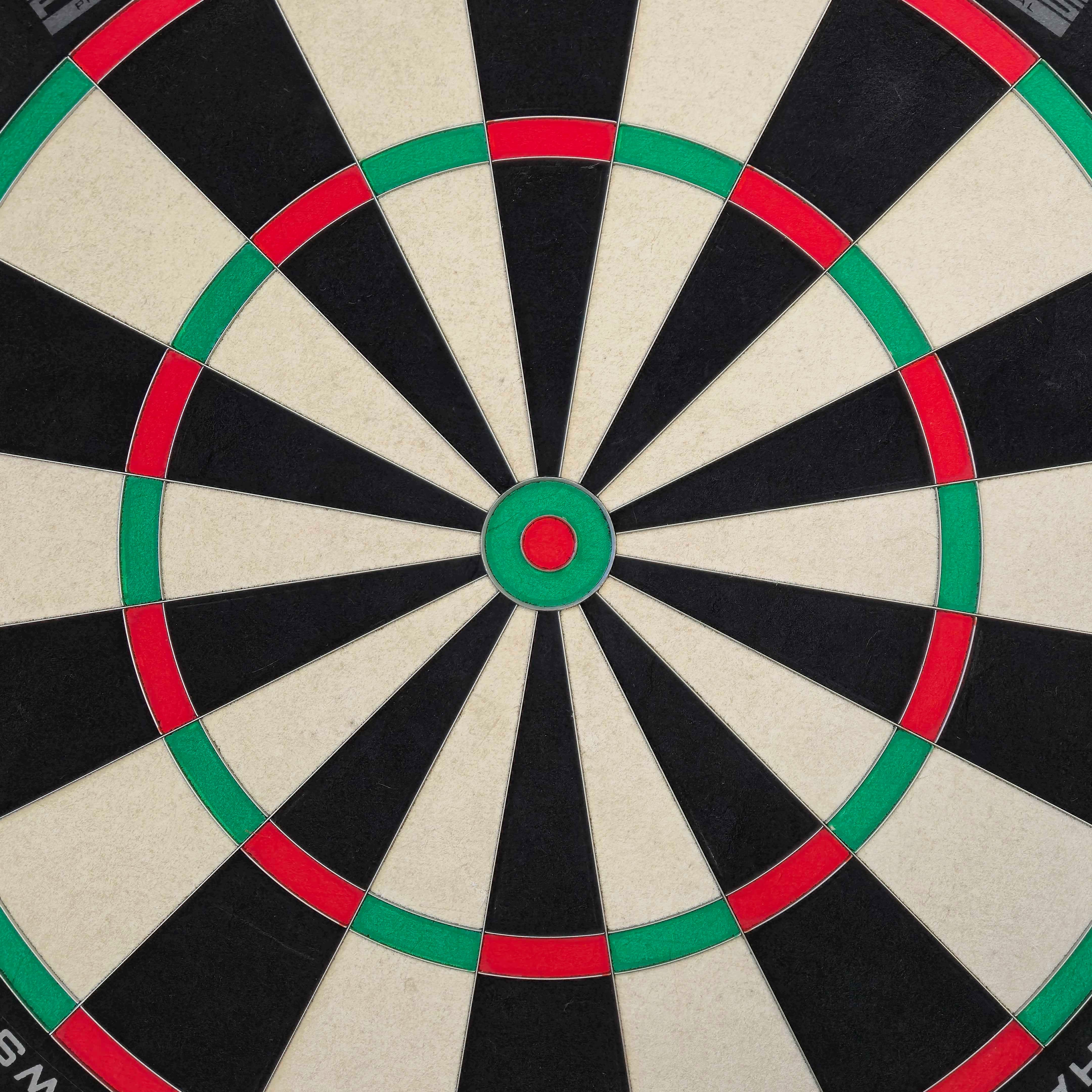 Diana de acero Harrows Fortis Das Harrows Fortis Steeldartboard wird hier von vorne gezeigt. Es eignet sich hervorragend für professionelle und Freizeitspieler.