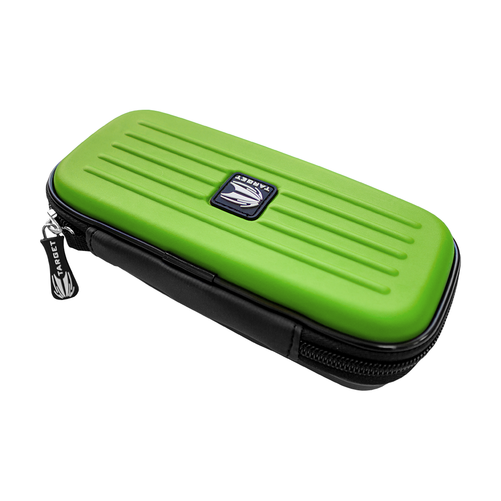 125827_Target_Takoma_Dartwallet_Gr-n_2 Das Bild zeigt ein Target Takoma Dartwallet in grüner Farbe. Das Etui hat ein robustes Design mit Reißverschluss und einem Target-Logo in der Mitte.
