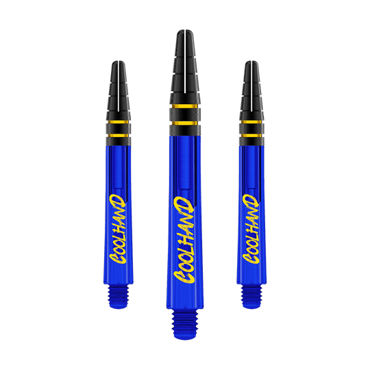 Auf dem Bild sind drei blaue Dartshafts mit der gelben Aufschrift „COOLHAND“ zu sehen. Die oberen Enden der Shafts sind schwarz mit goldenen Ringen verziert.